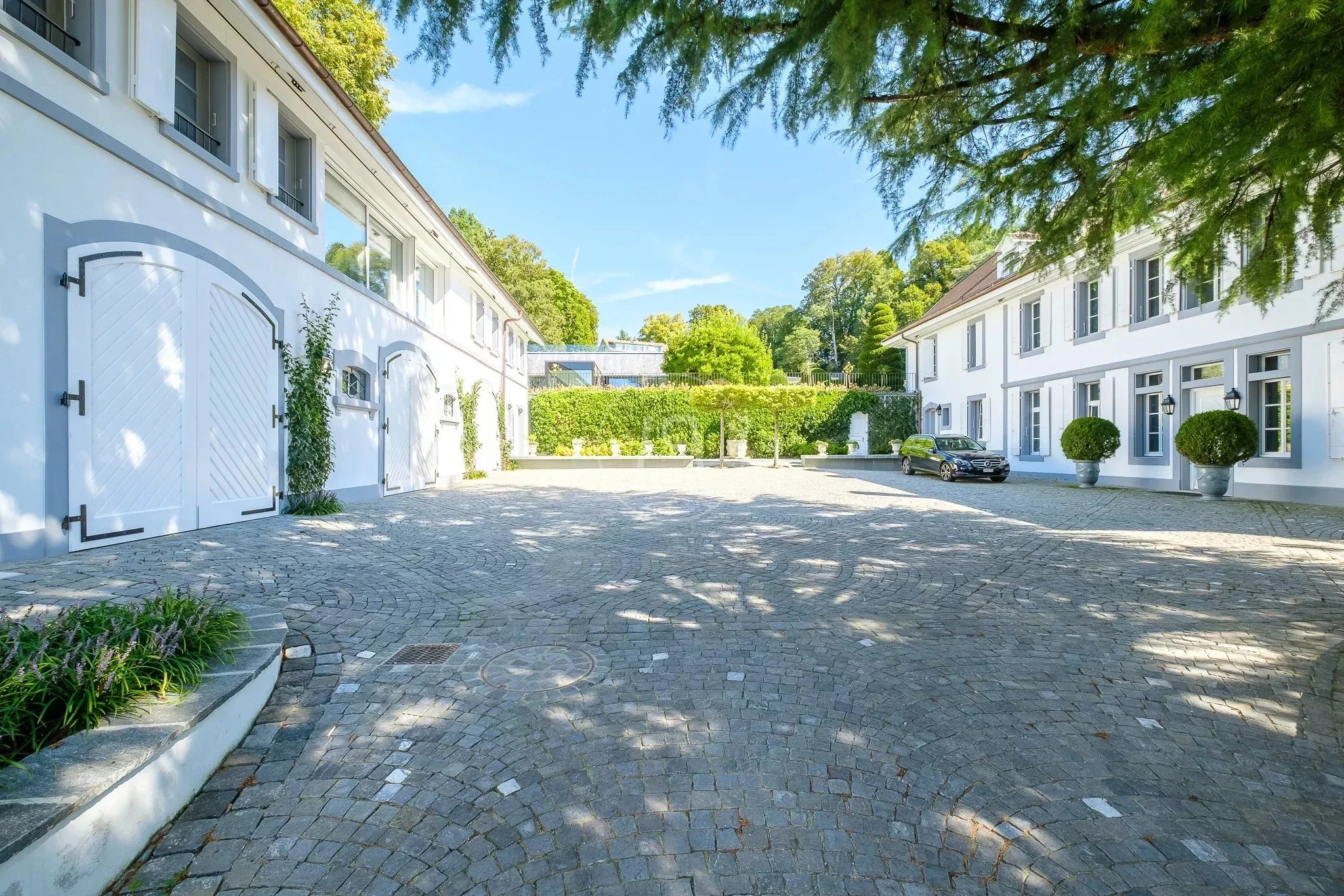 Heller Innenhof mit repräsentativer Zufahrt
