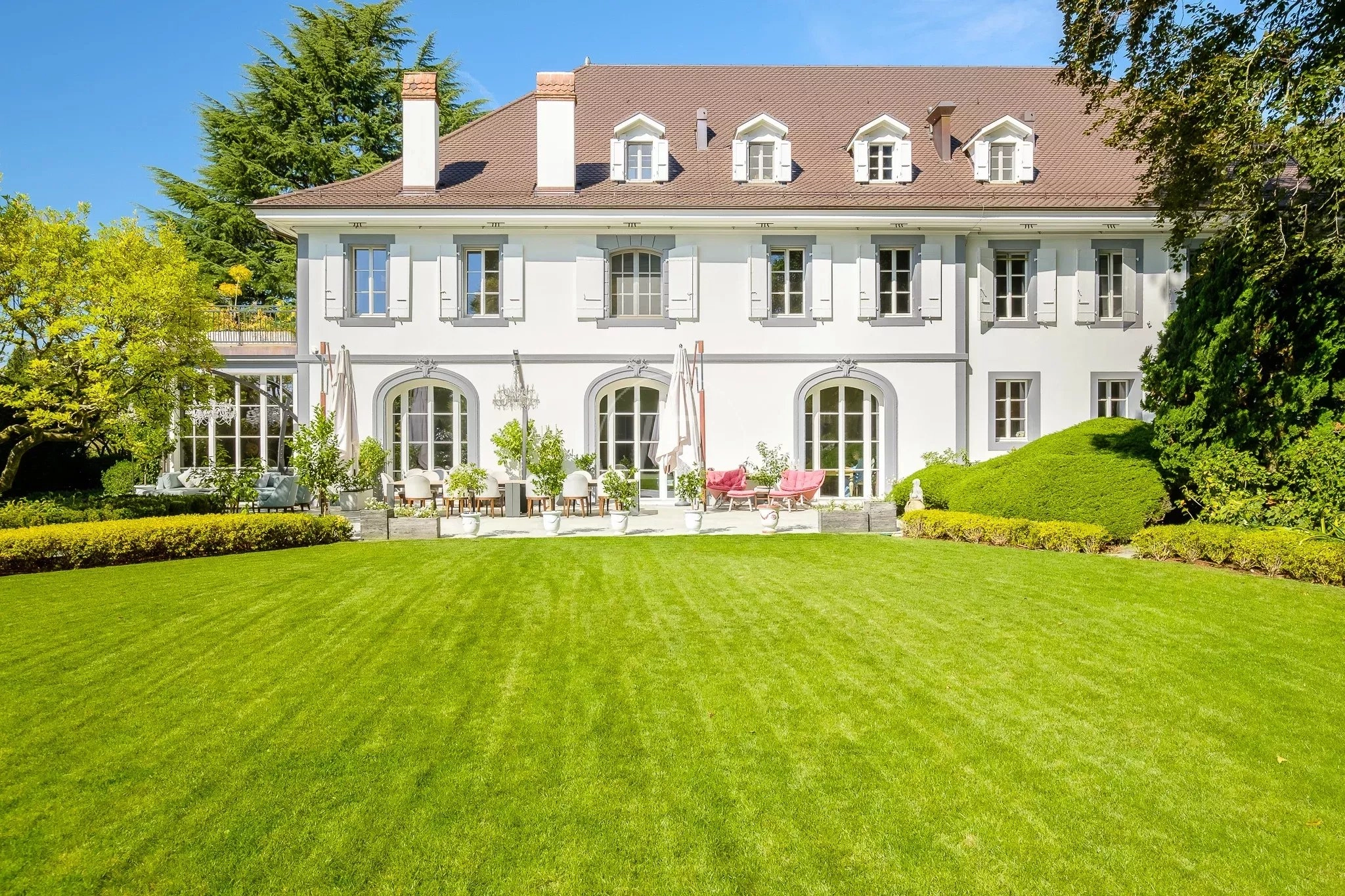 Elegantes Herrenhaus mit großem Garten