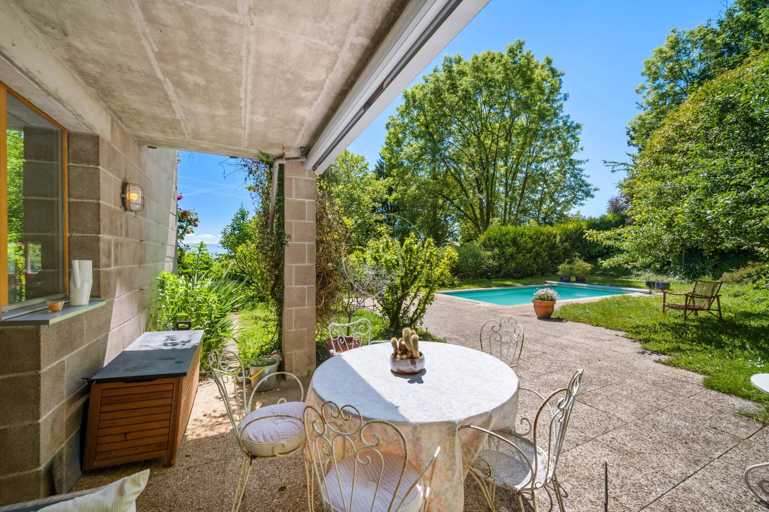 Terrasse mit Pool und Garten