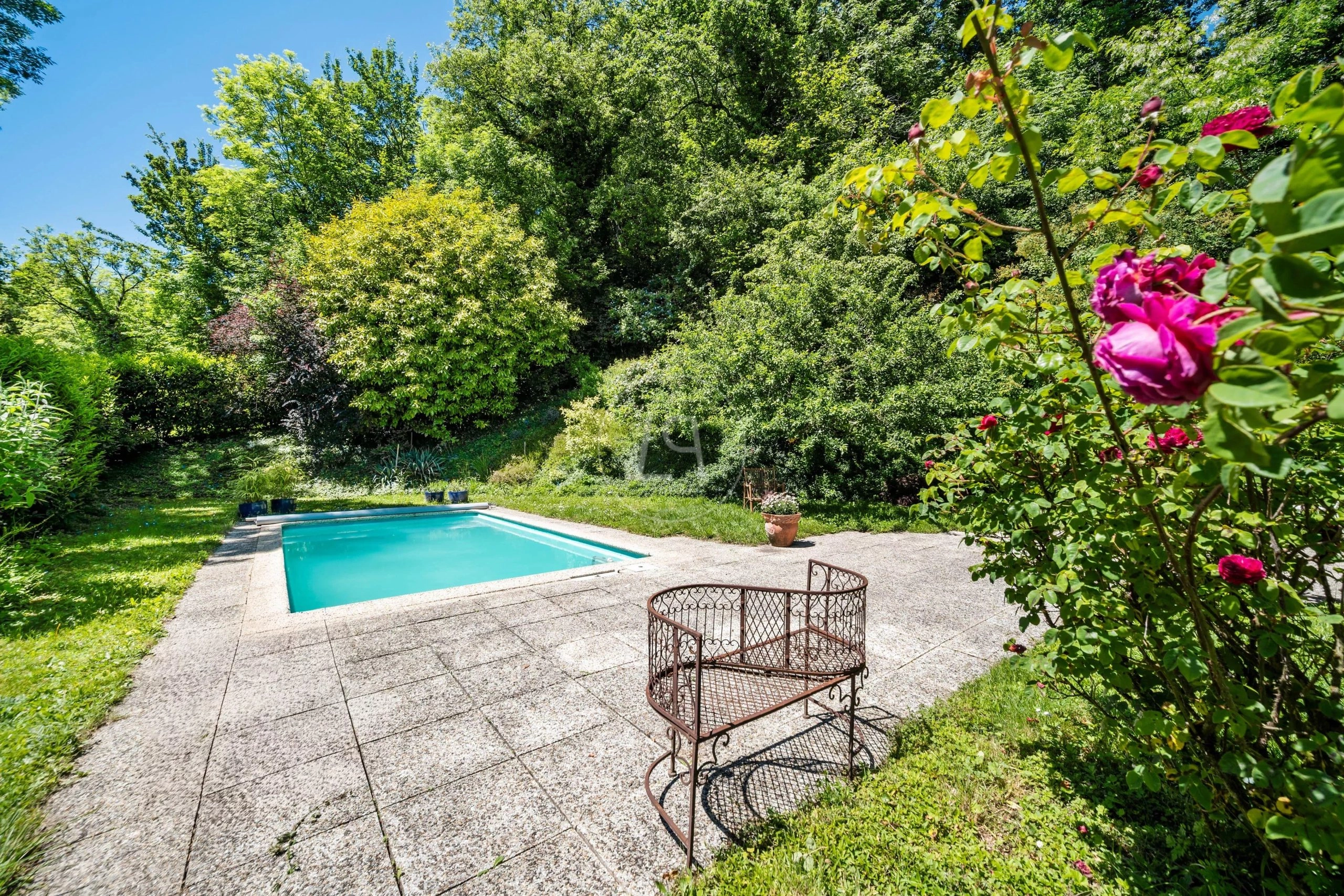 Außenbereich mit Pool und Garten