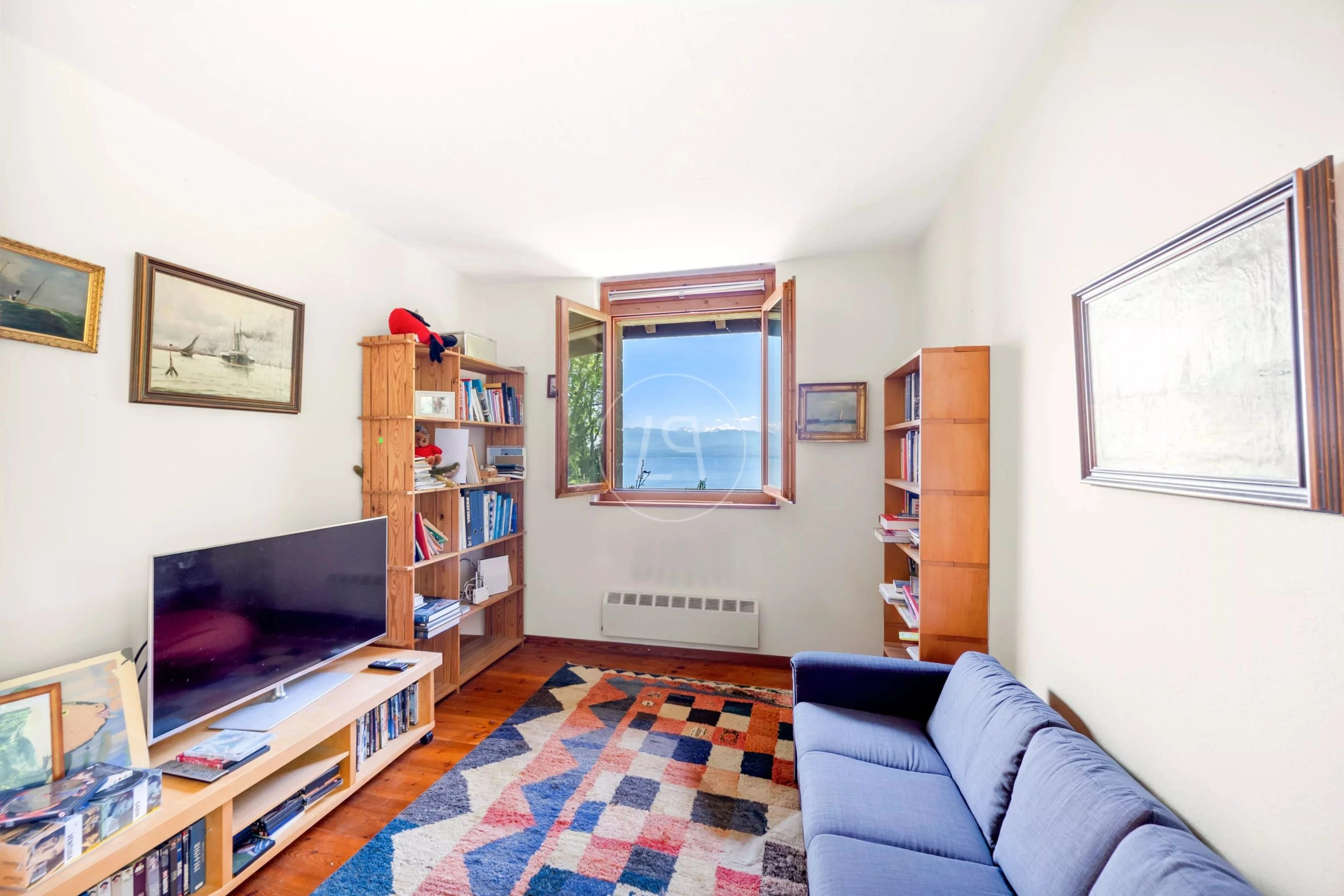 Helles Wohnzimmer mit Meerblick