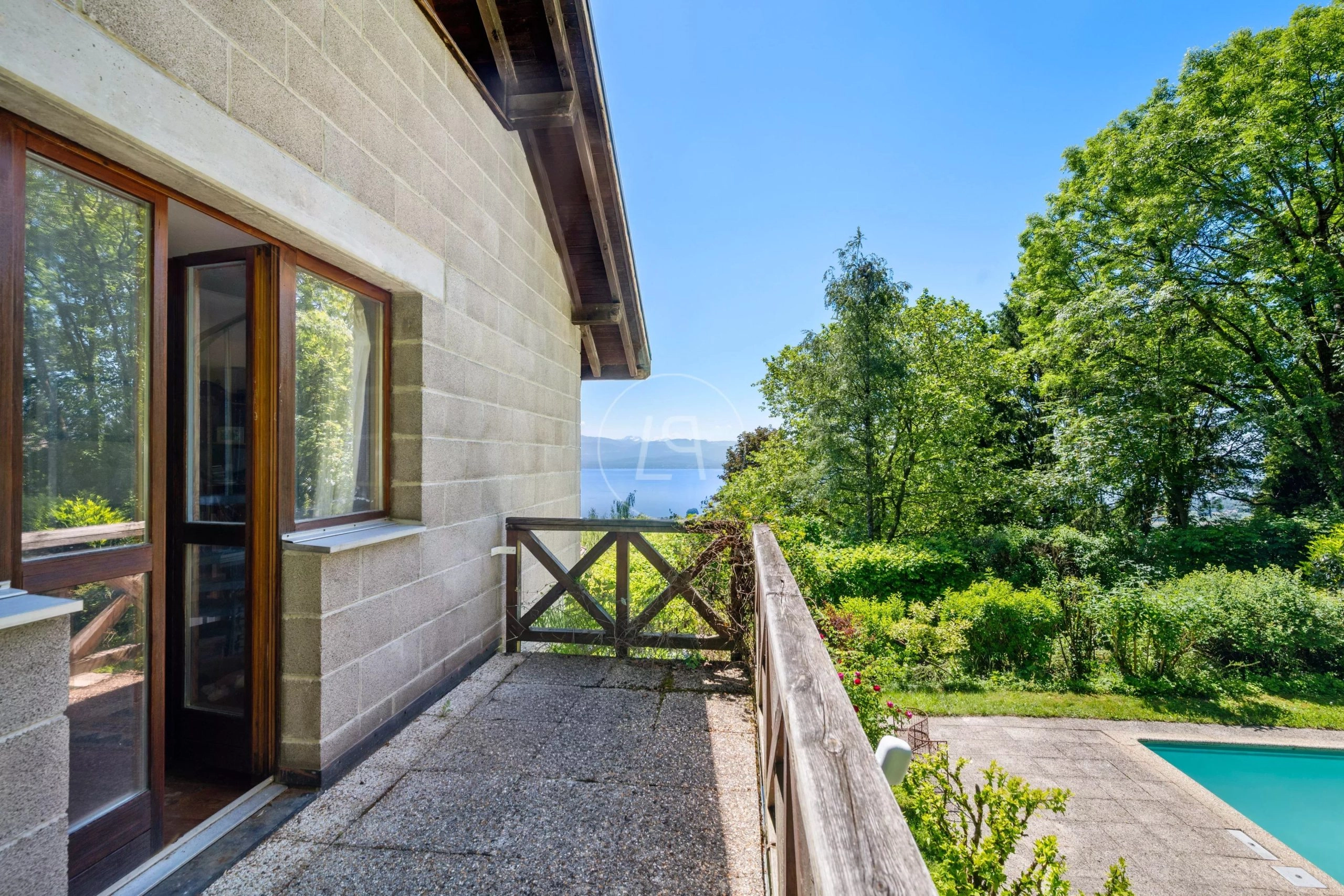 Außenbereich mit Balkon und Poolblick