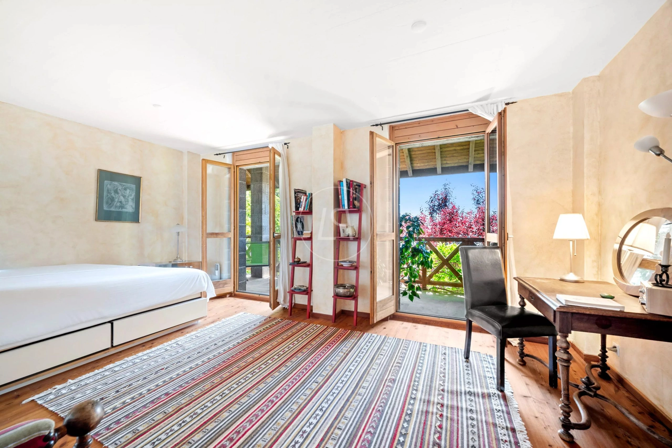 Helles Schlafzimmer mit Balkonzugang
