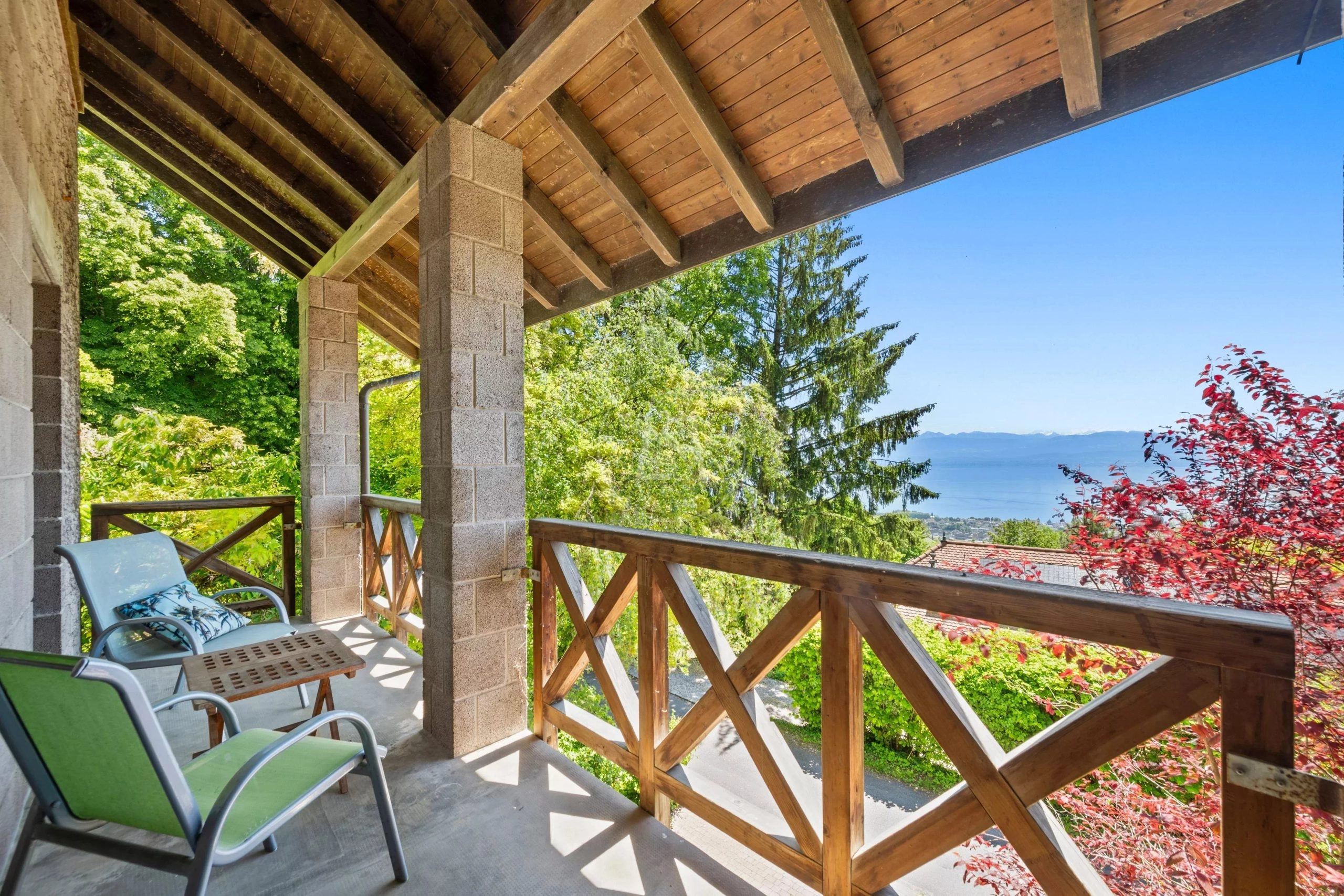Überdachter Balkon mit Seeblick
