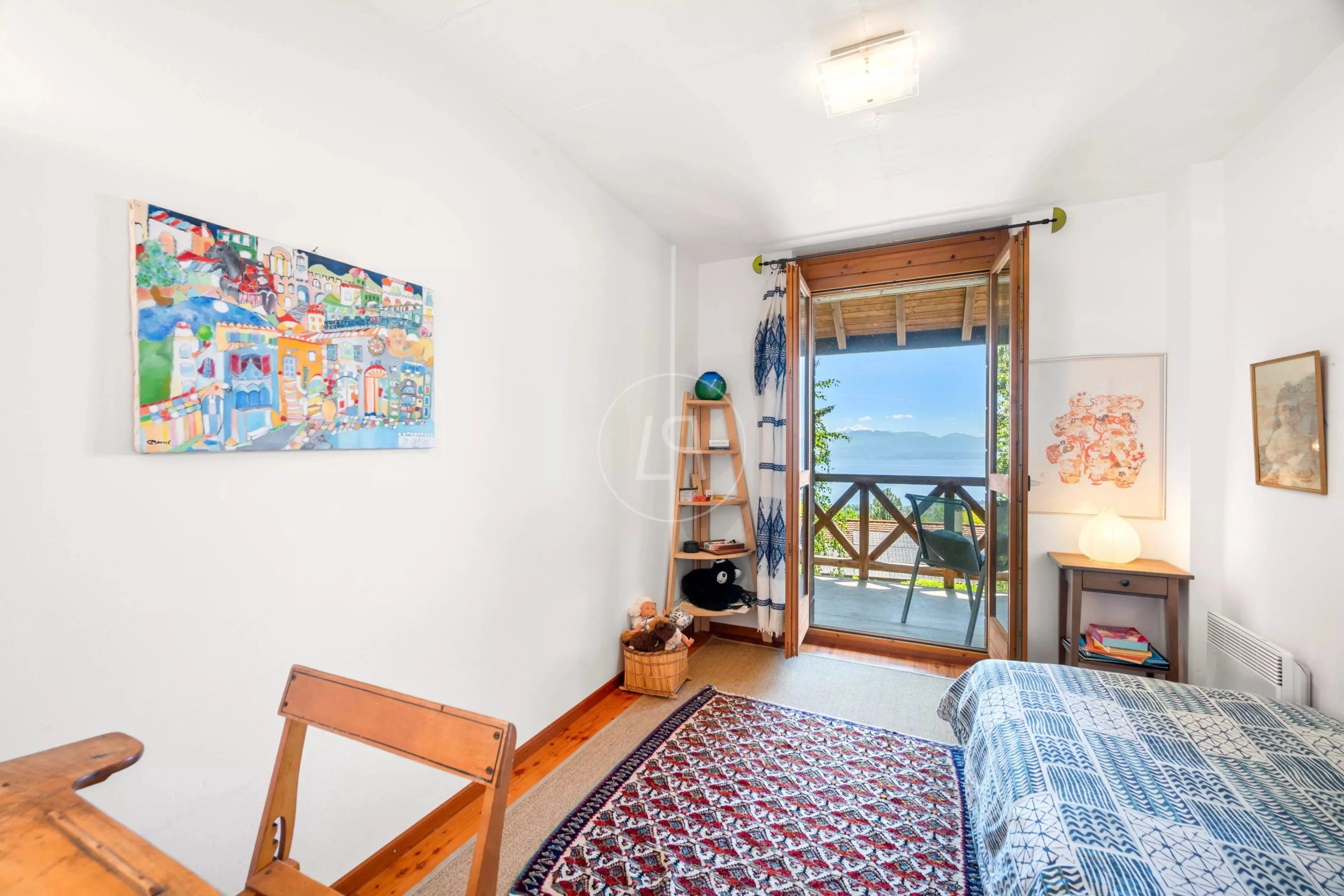 Helles Schlafzimmer mit Balkon und Seeblick