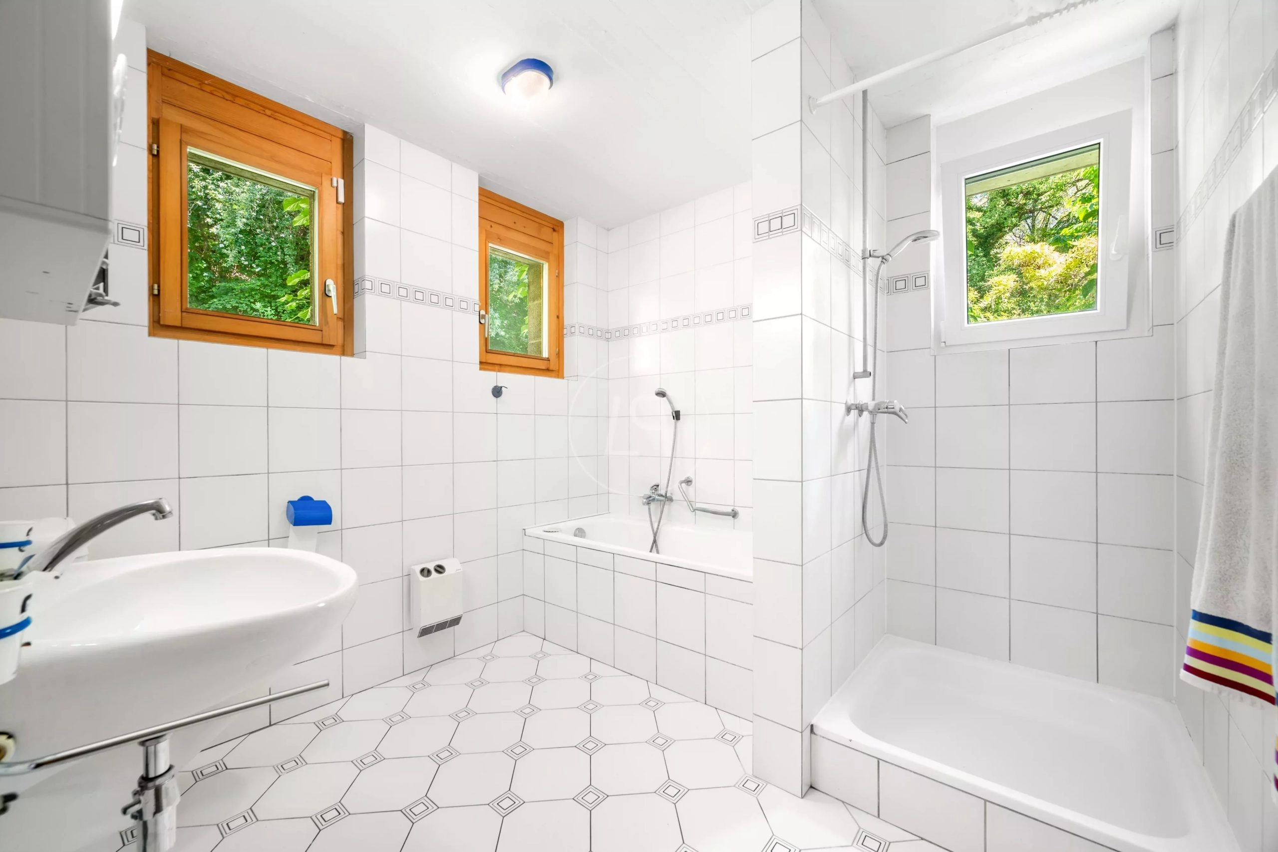 Helles Badezimmer mit Badewanne und Dusche