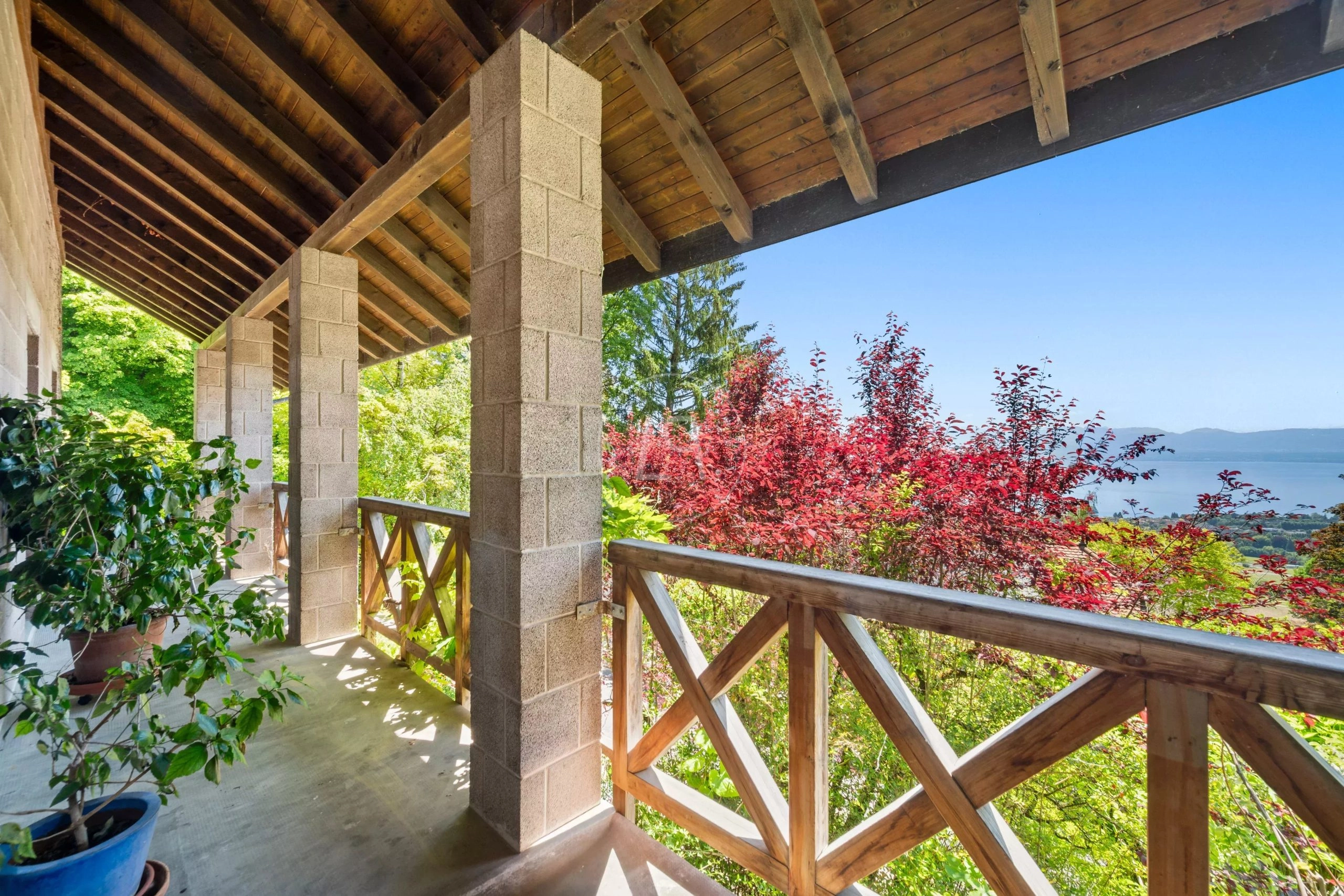 Überdachter Balkon mit Seeblick