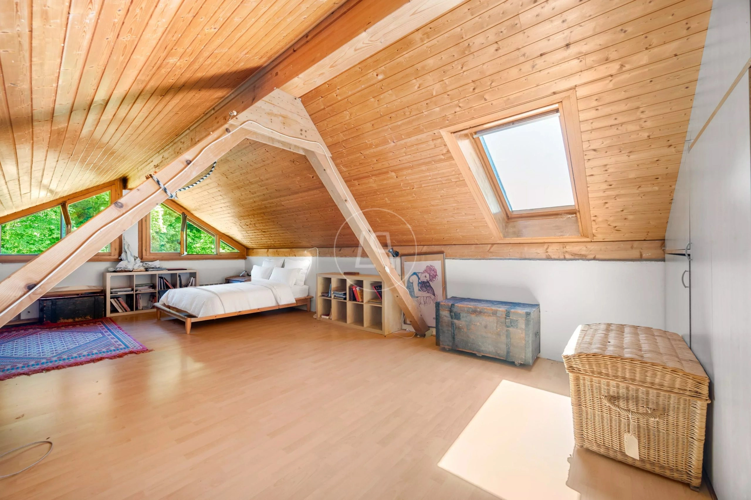 Helles Dachgeschoss-Schlafzimmer mit Holzdecke