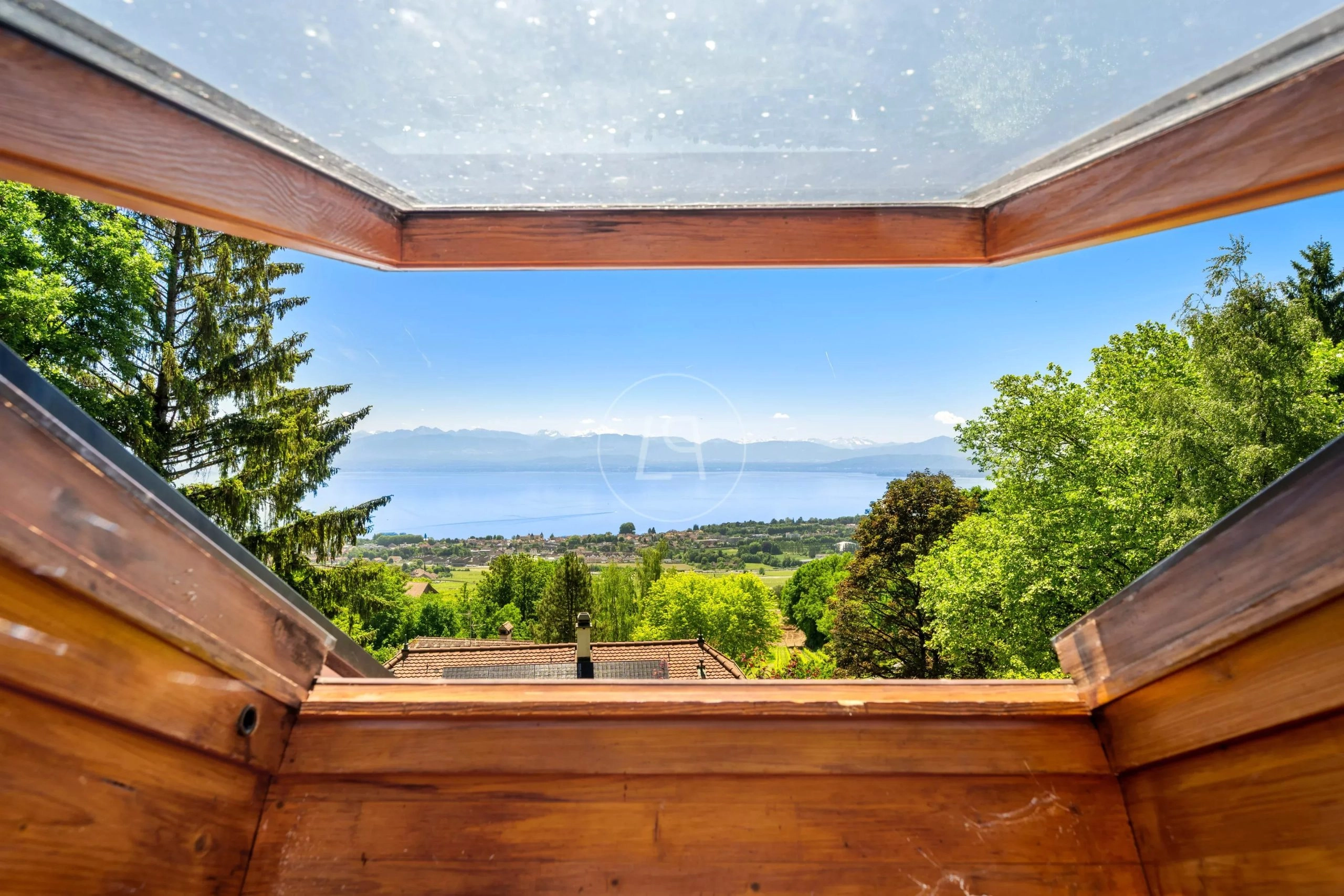 Seeblick durch ein Dachfenster
