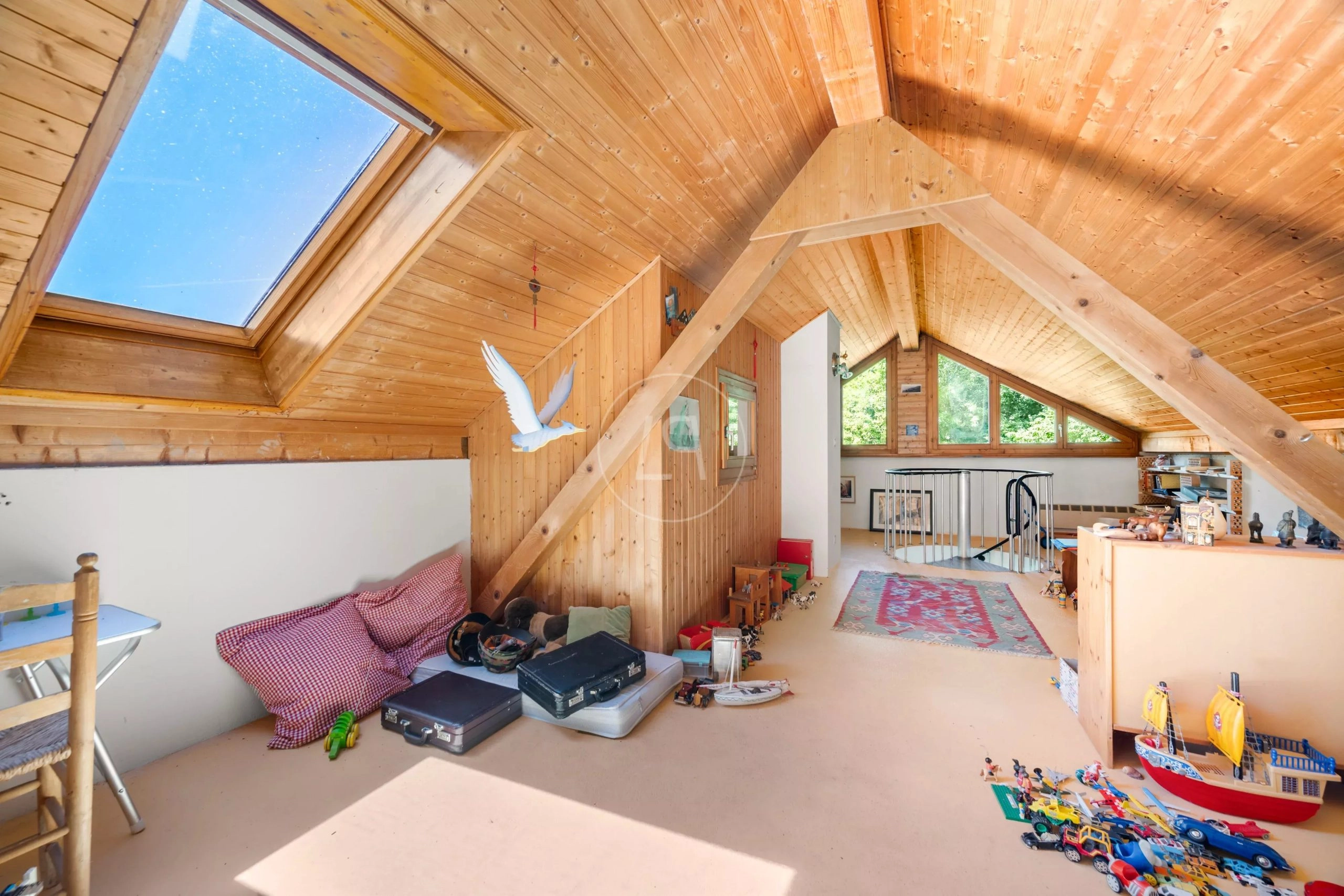 Dachgeschossraum mit Holzverkleidung