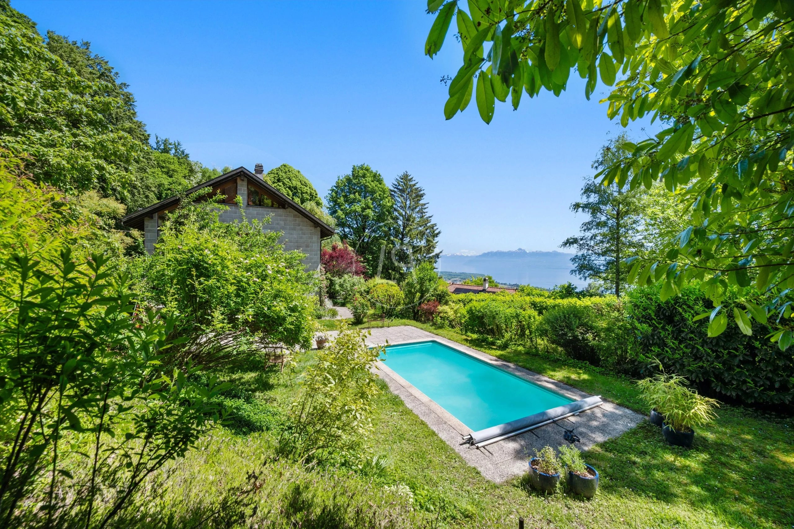 Garten mit Pool und Seeblick