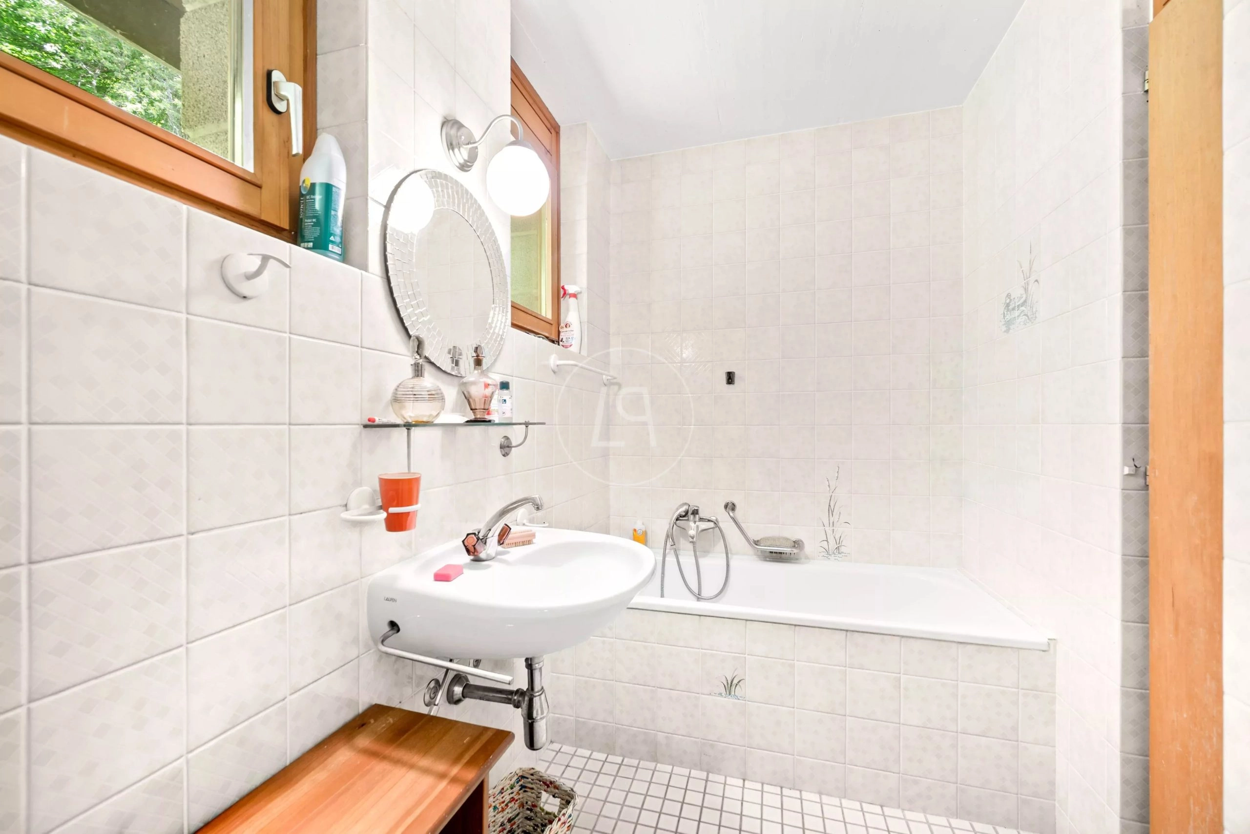 Kleines Bad mit Badewanne und Waschtisch