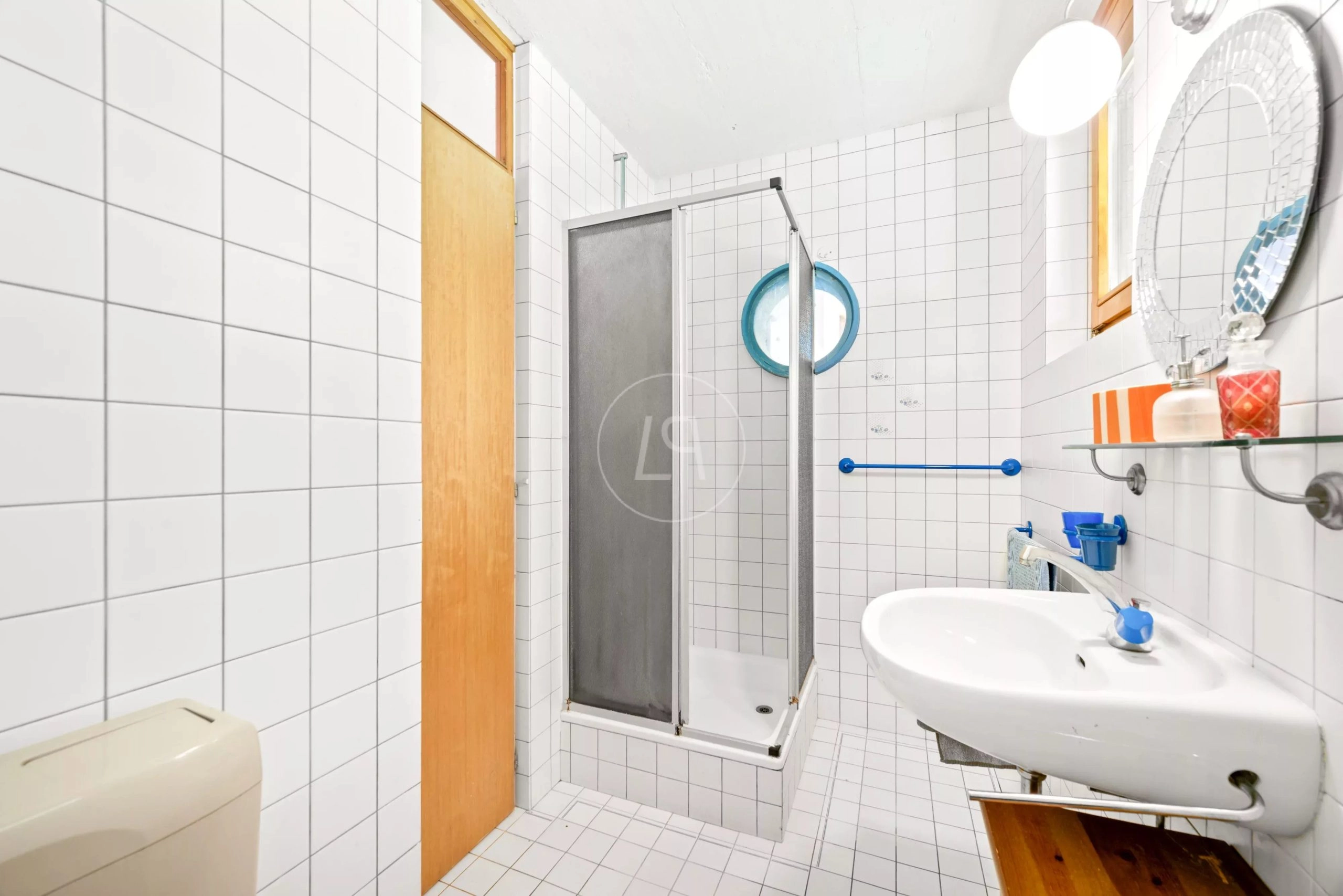 Kleines helles Badezimmer mit Dusche und Waschbecken