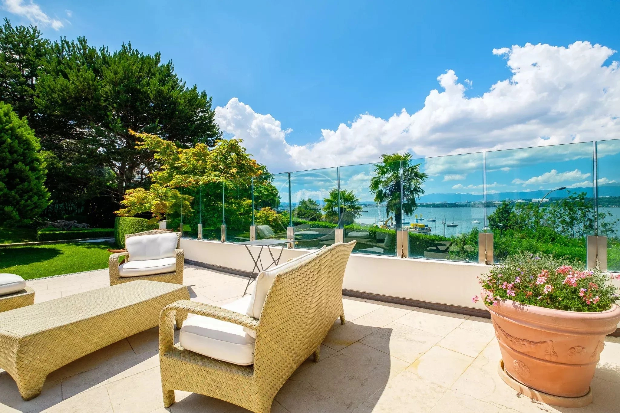 Luxuriöse Terrasse mit Seeblick