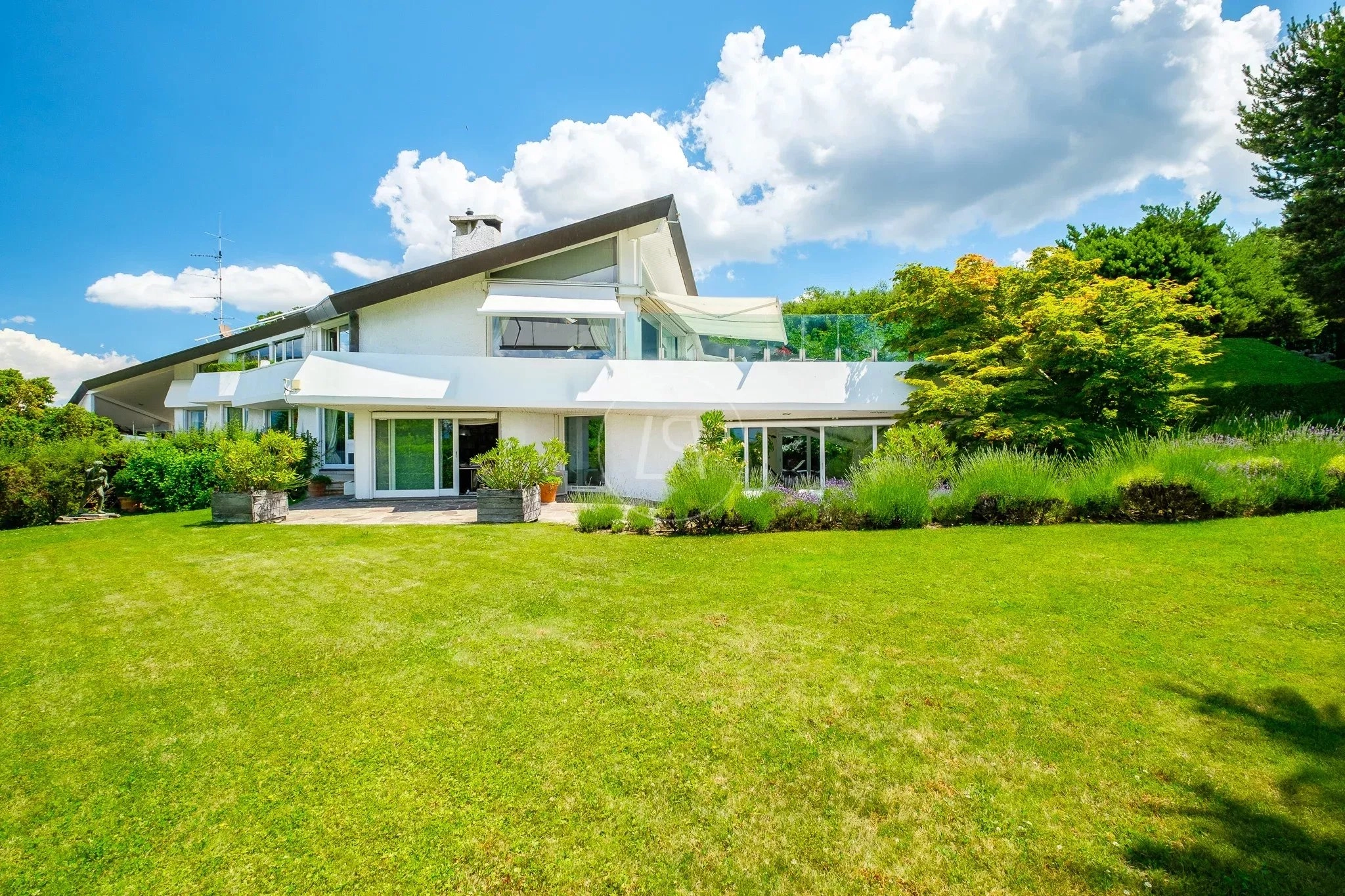 Modernes Einfamilienhaus mit großem Garten
