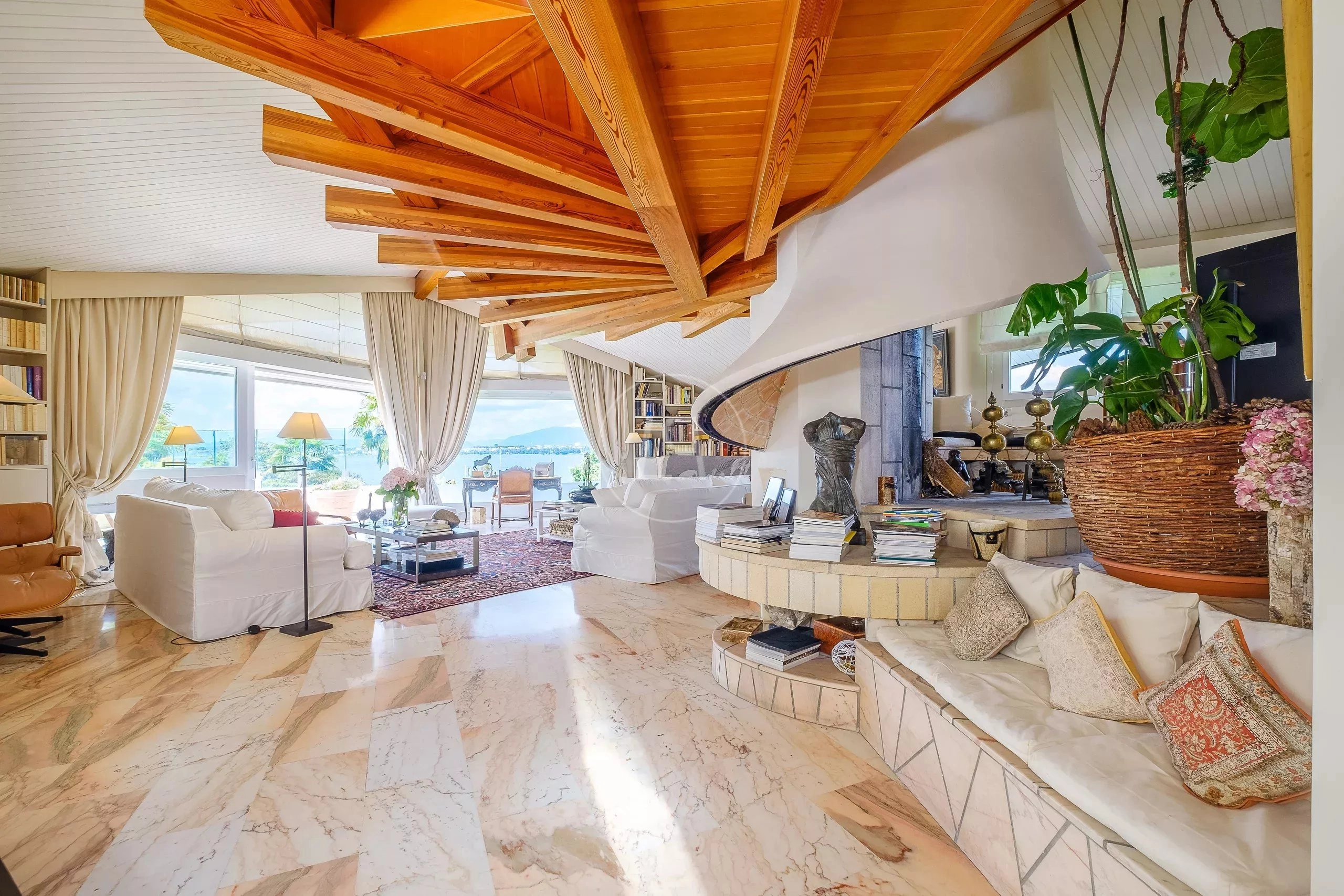 Großzügiges Wohnzimmer mit Meerblick