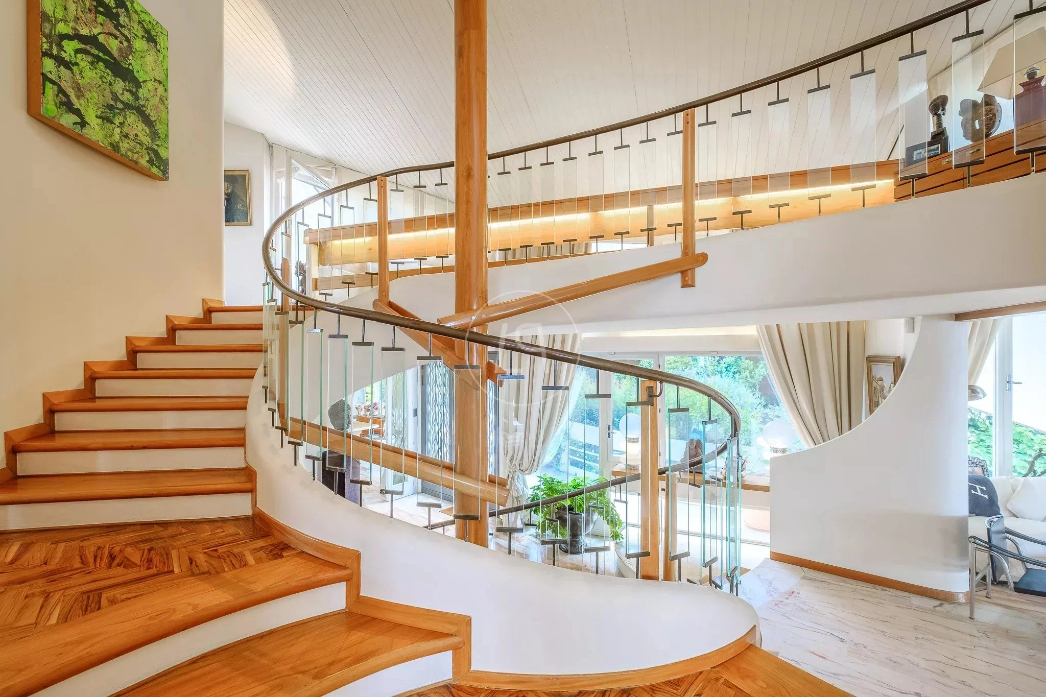 Geschwungene Treppe mit Galerie
