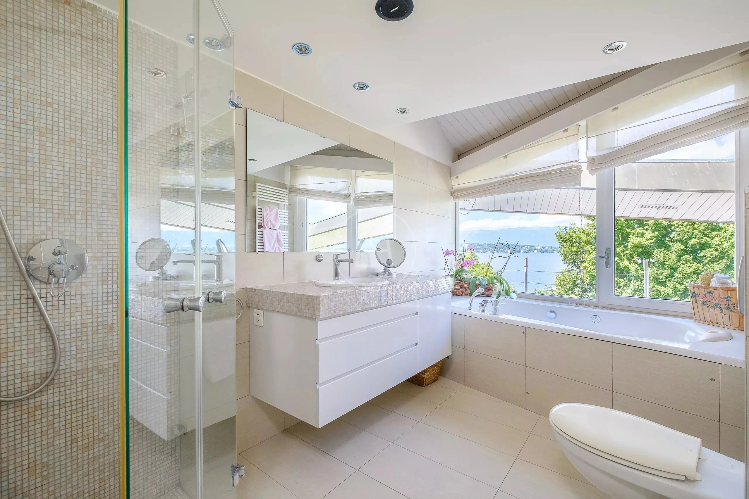 Helles Badezimmer mit Seeblick