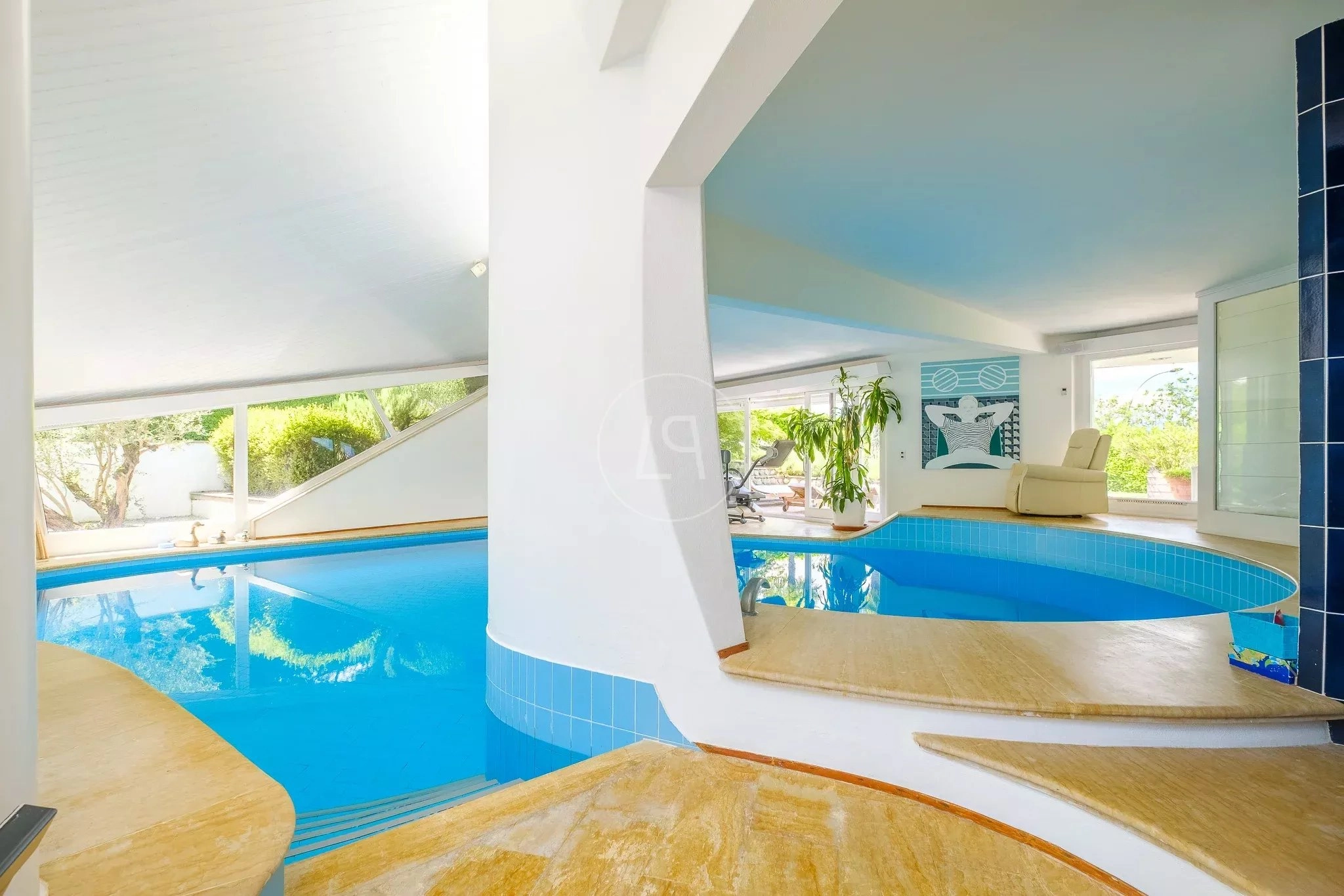 Innenansicht mit Indoor-Pool und Lounge