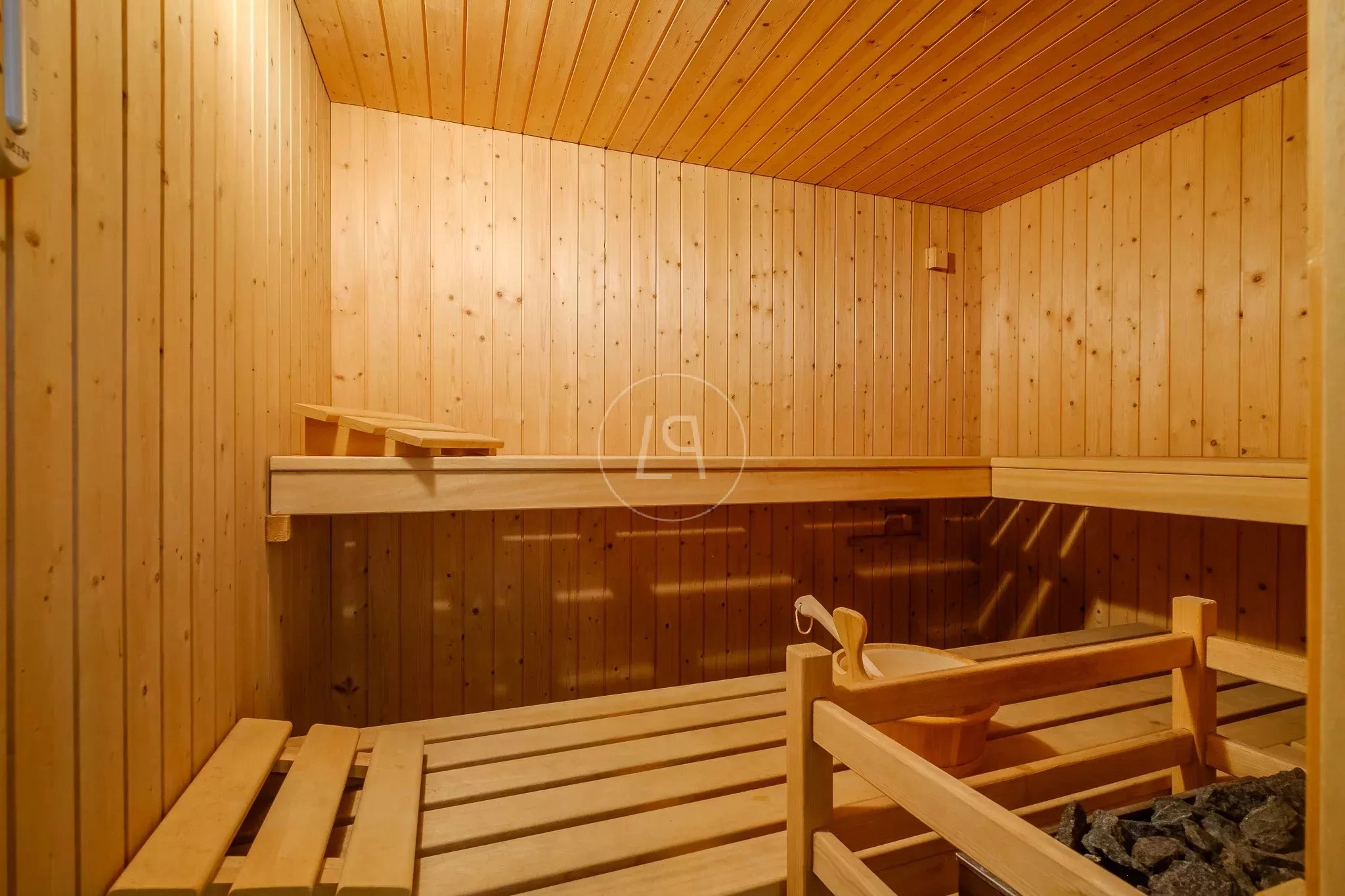 Holzsauna mit Bänken