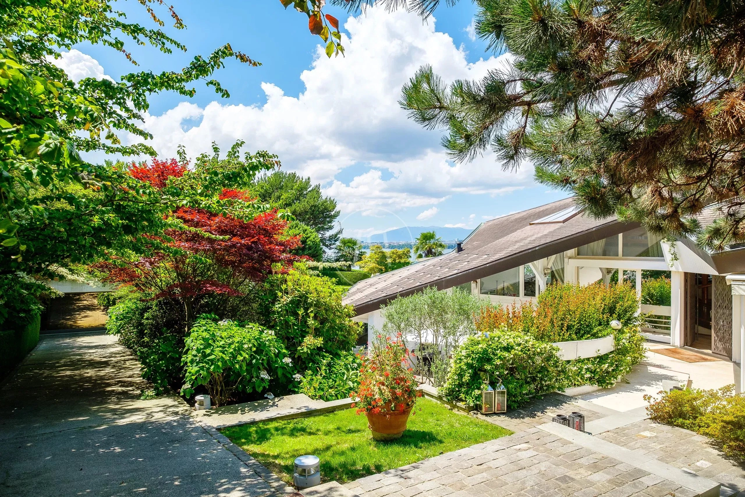 Exklusive Gartenansicht mit Hanglage