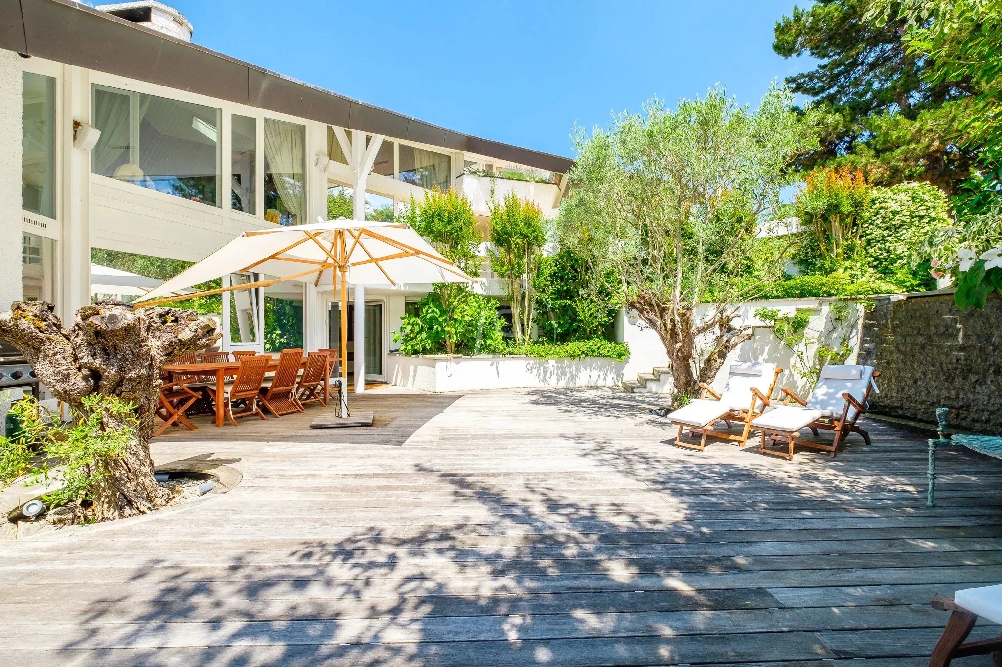 Großzügige mediterrane Terrasse mit Gartenmöbeln