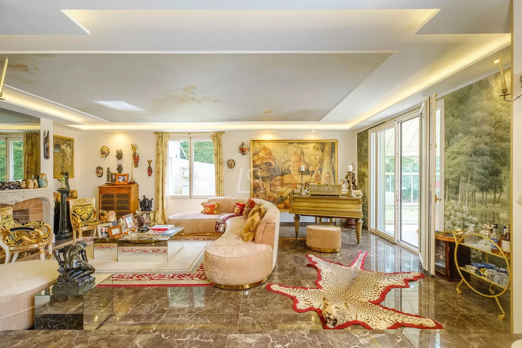 Luxuriöses Wohnzimmer mit kunstvoller Einrichtung