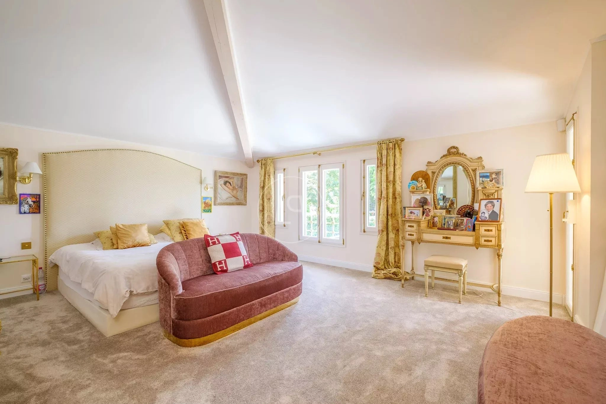 Elegantes Schlafzimmer mit antikem Möbelmix
