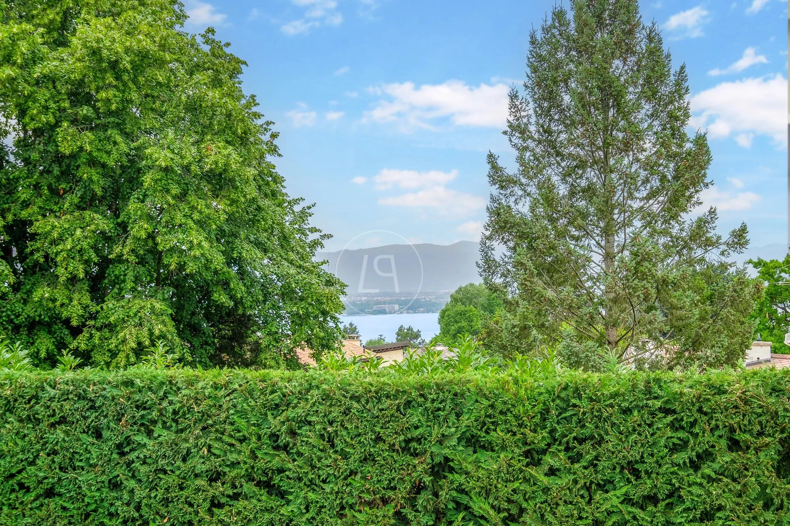 See mit Bergblick