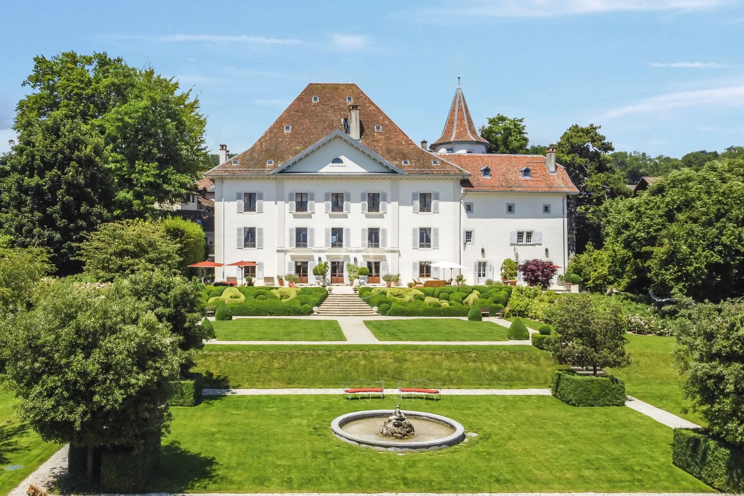 Historisches Herrenhaus mit gepflegtem Schlossgarten