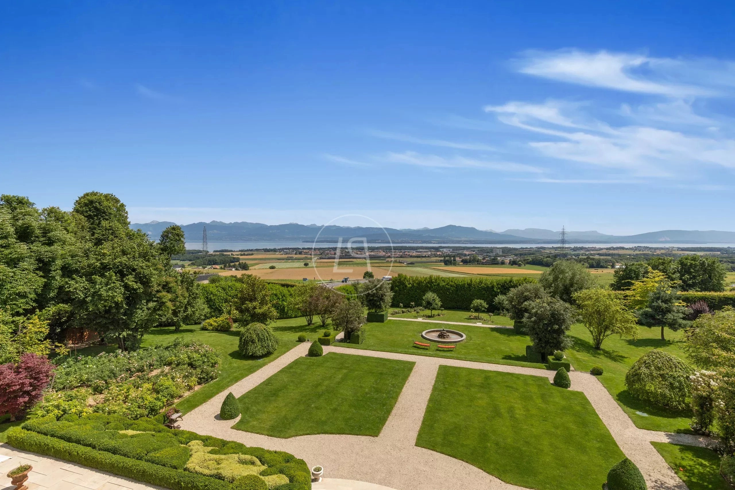Weitläufiger Garten mit Panoramaausblick