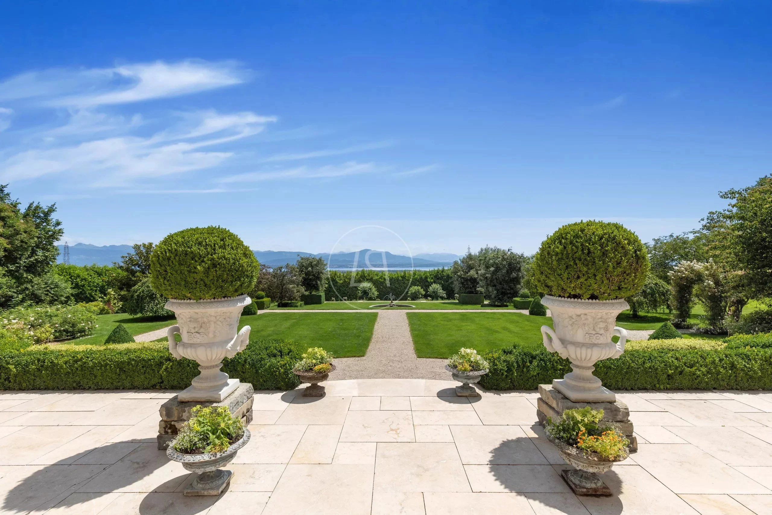 Eleganter Garten mit Fernblick
