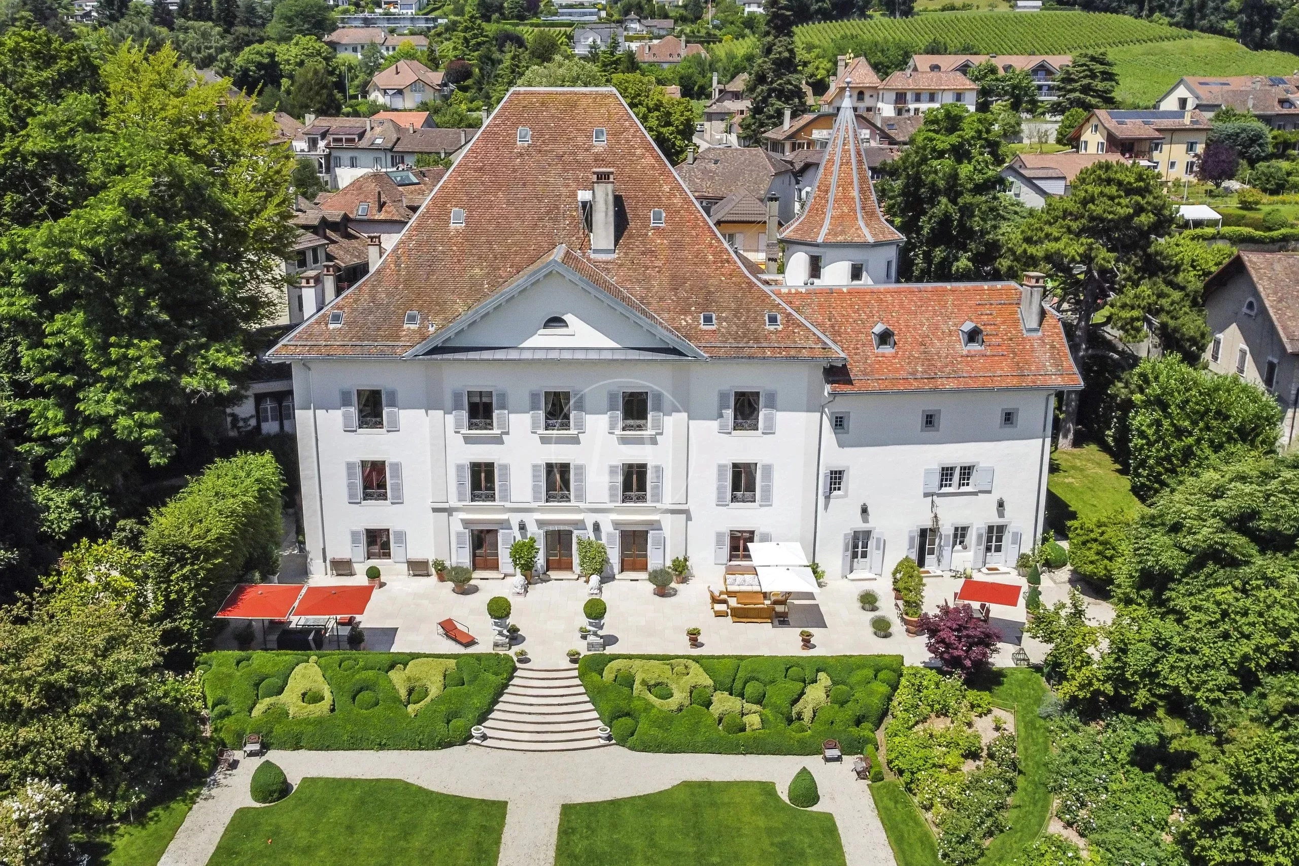 Luftaufnahme einer historischen Villa mit Gartenanlage