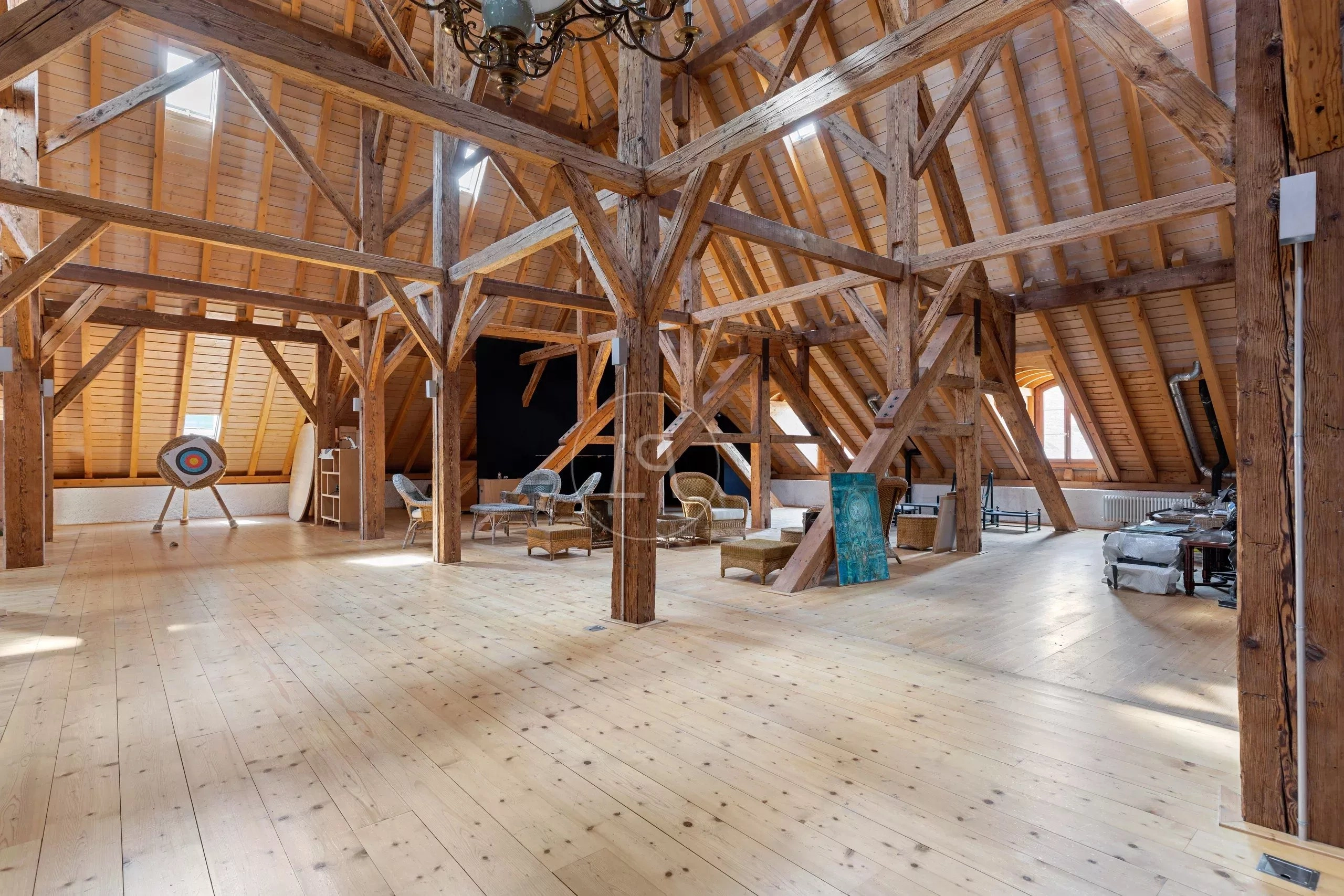 Großer Dachbodenraum mit sichtbarer Holzkonstruktion