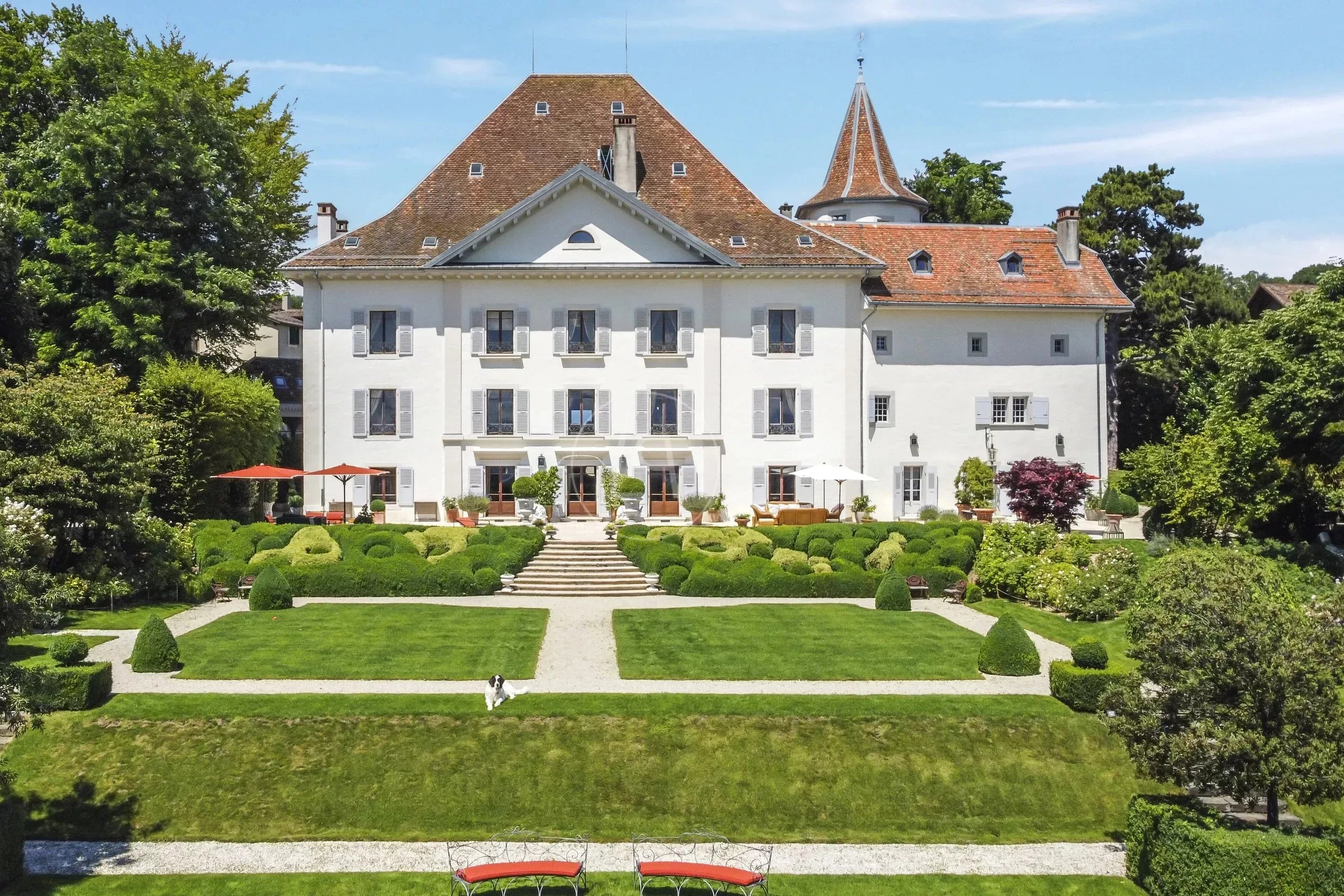 Historisches Herrenhaus mit formaler Gartenanlage