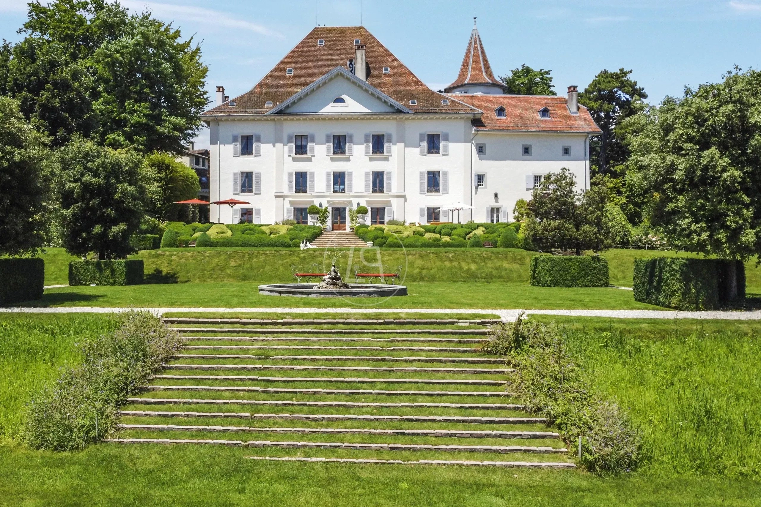 Historisches Herrenhaus mit repräsentativem Garten