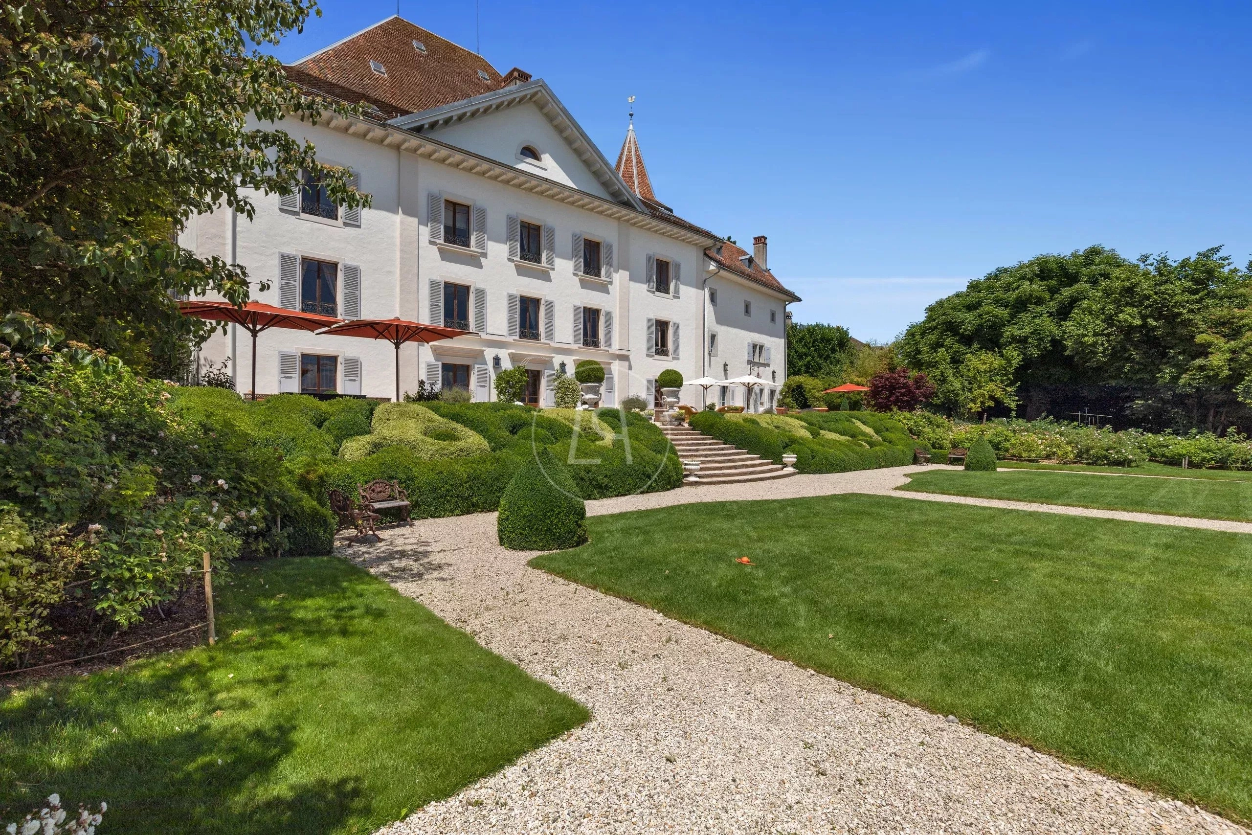 Historisches Herrenhaus mit Gartenanlage