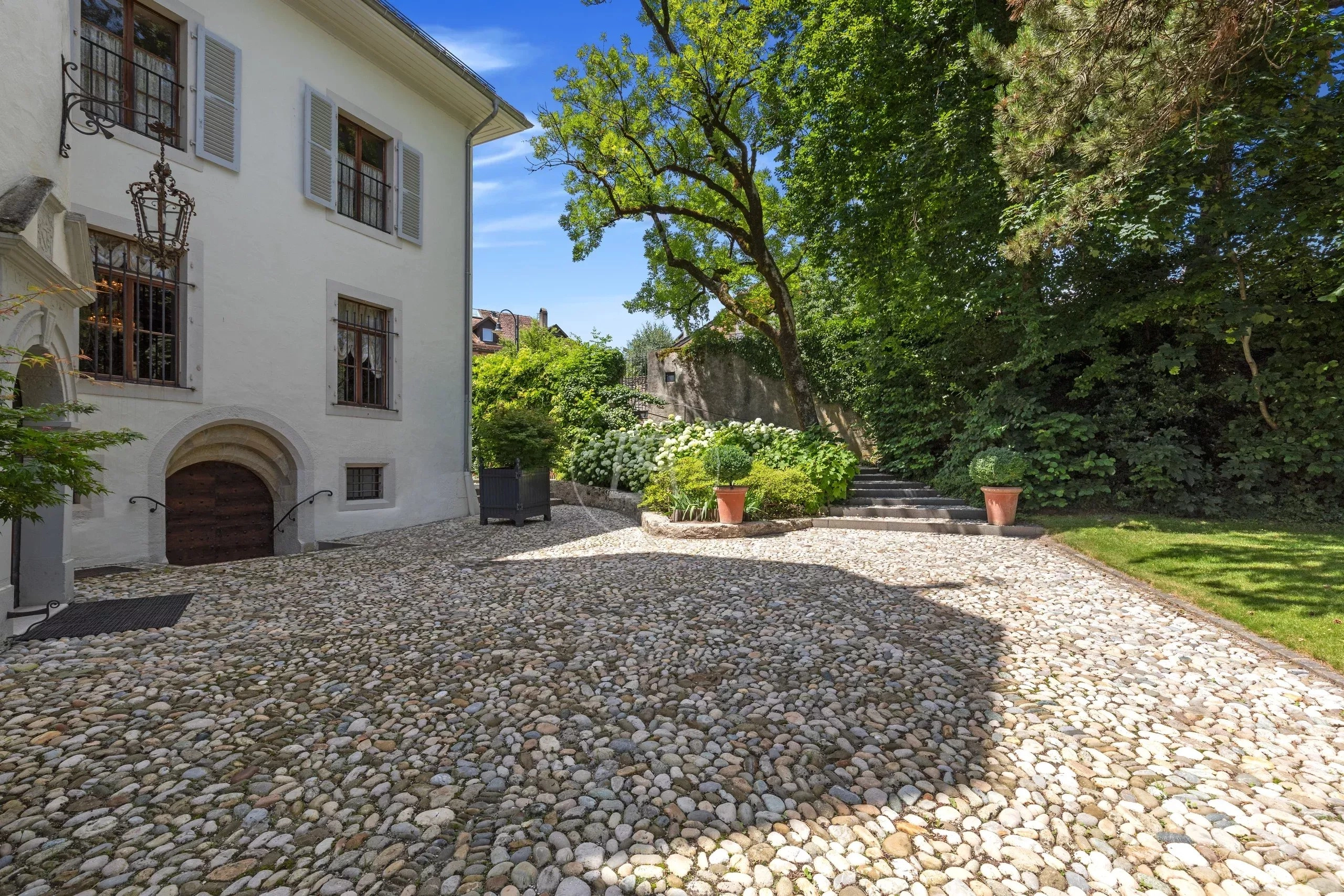 Historischer Außenbereich mit Gartenhof