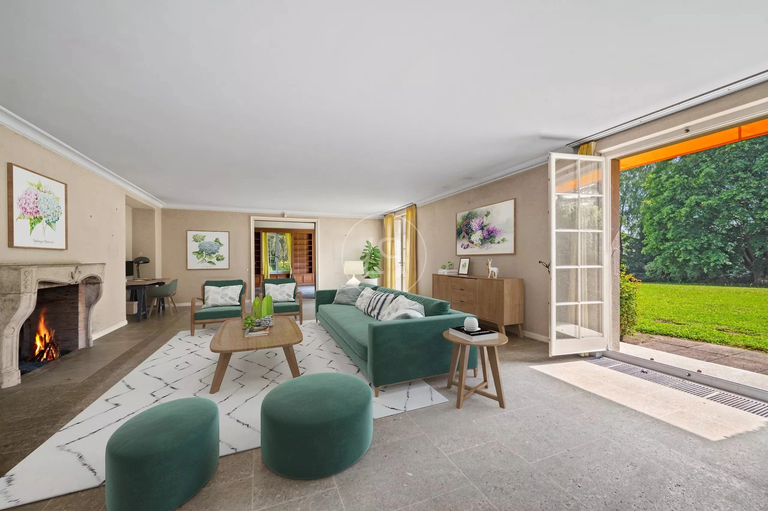 Helles Wohnzimmer mit offenem Blick in den Garten