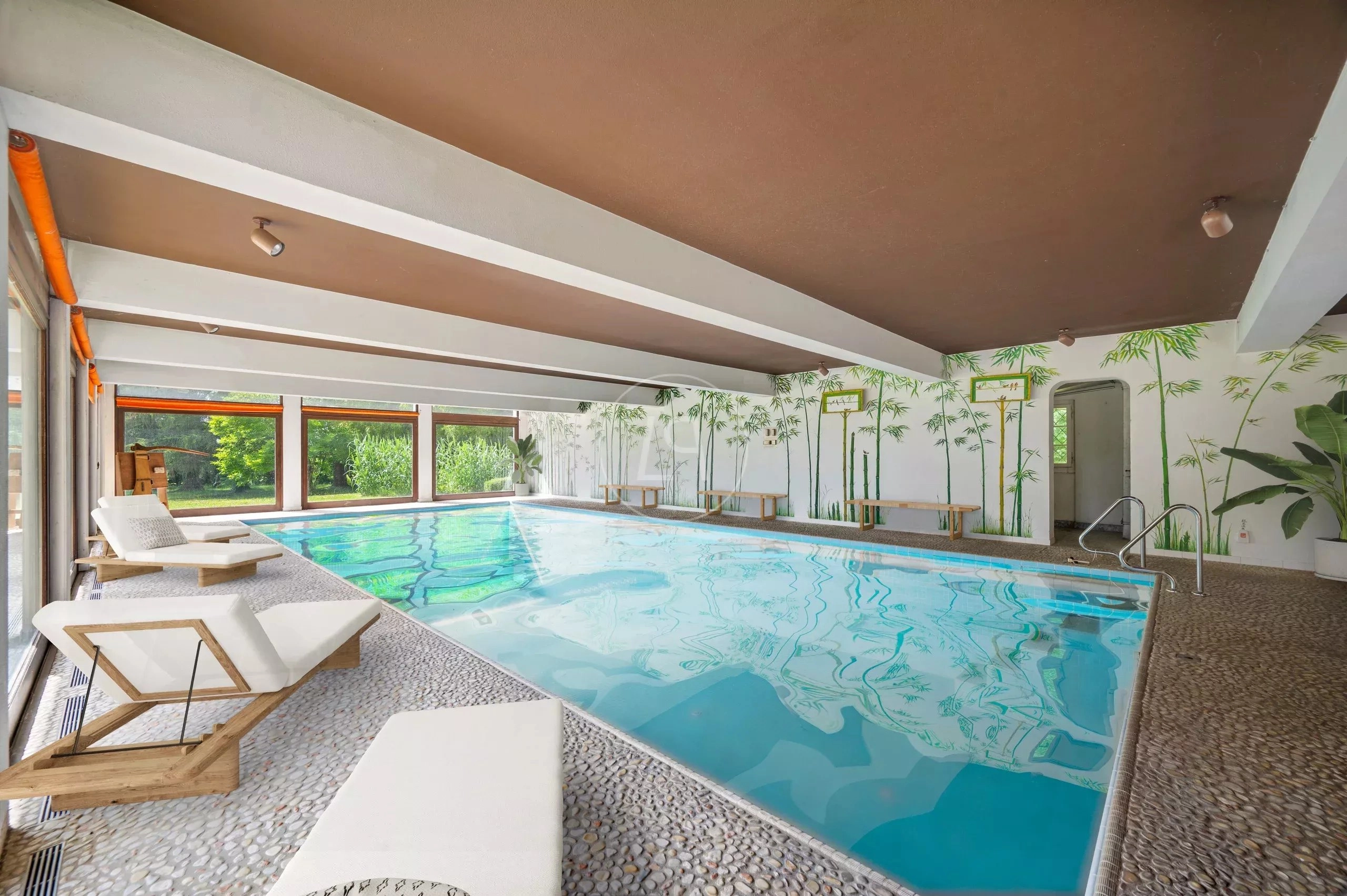 Innenpool mit Loungebereich