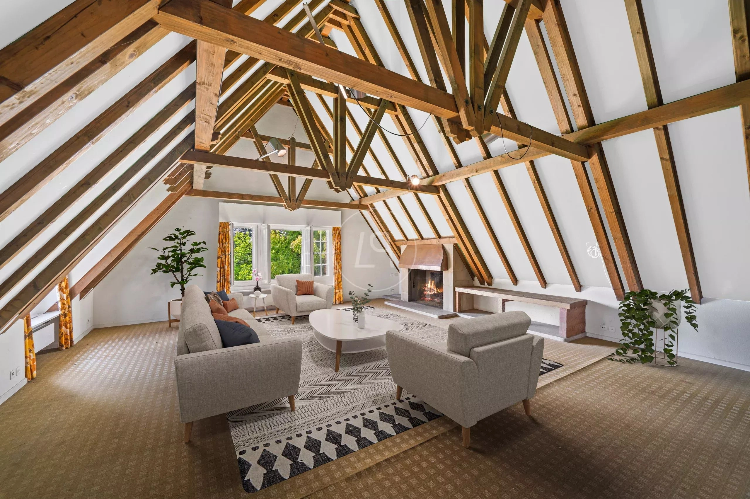 Ausgebauter Dachgeschoss-Wohnraum mit sichtbarem Dachstuhl