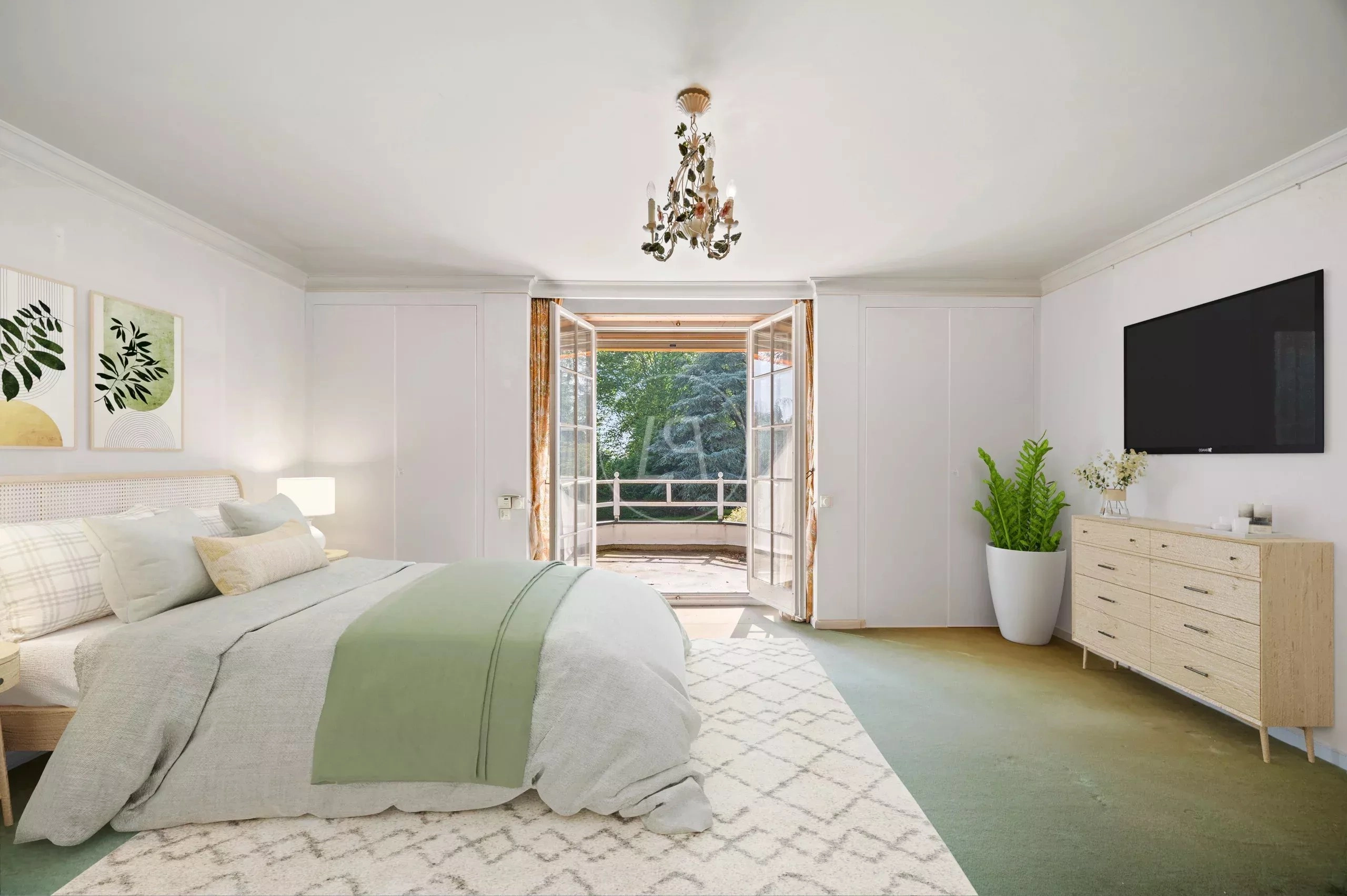 Helles Schlafzimmer mit Balkonzugang