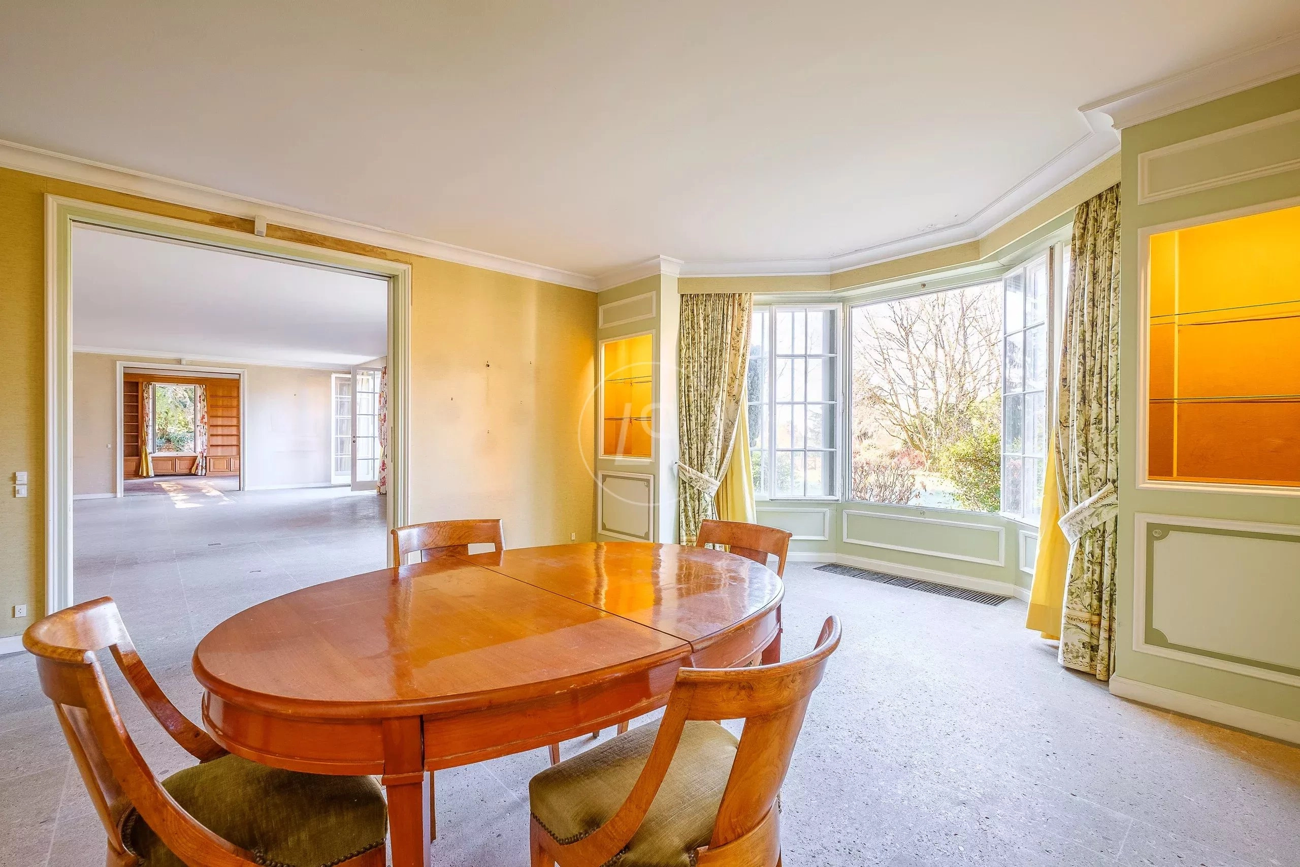 Esszimmer mit Erker und Blick ins angrenzende Zimmer