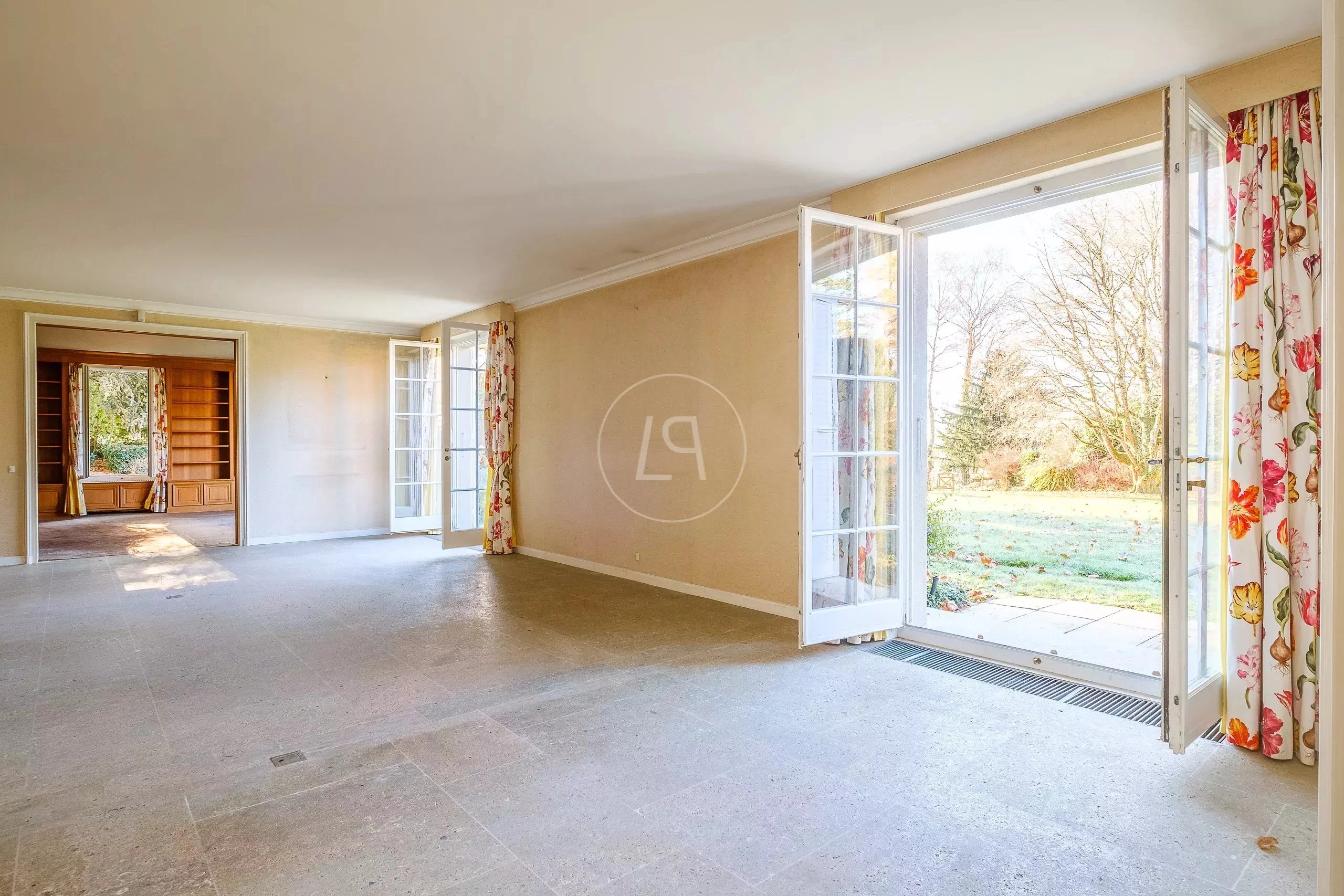 Großer leerer Wohnraum mit Gartenzugang