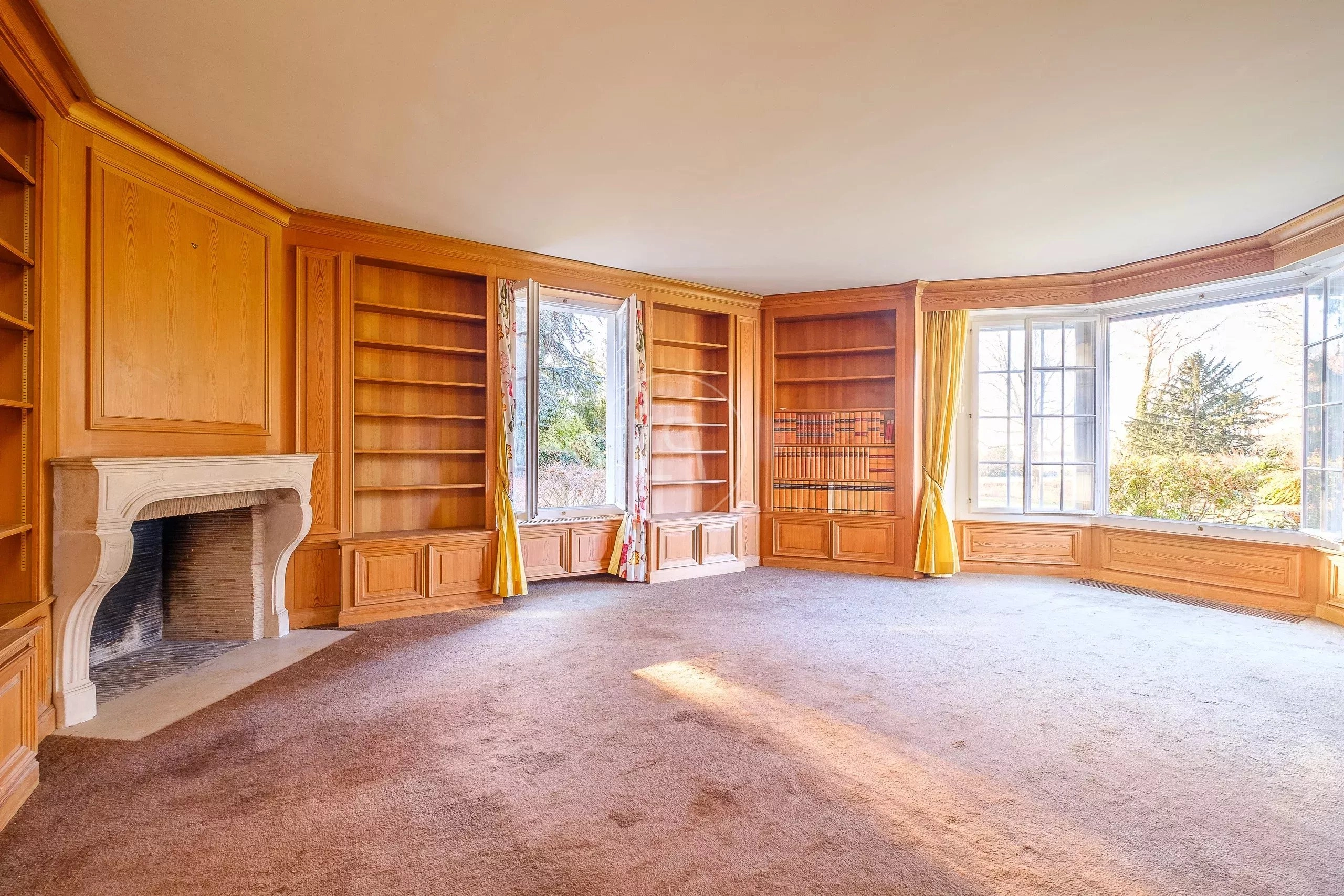 Repräsentatives Wohnzimmer mit Kamin und Einbauten