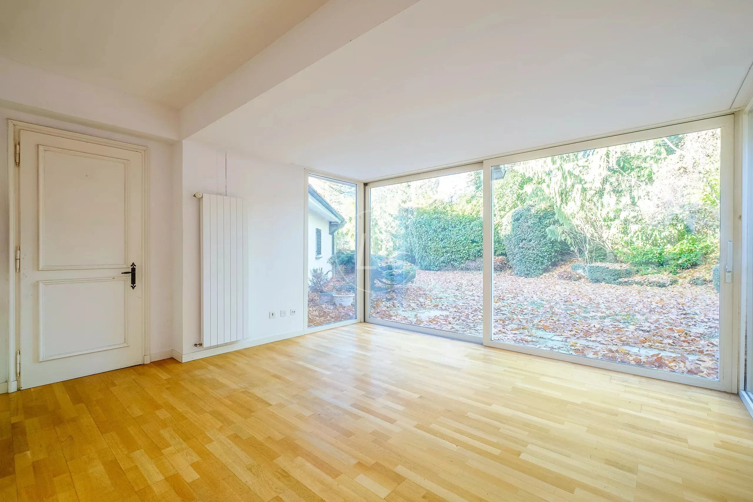 Heller Wohnraum mit großer Fensterfront