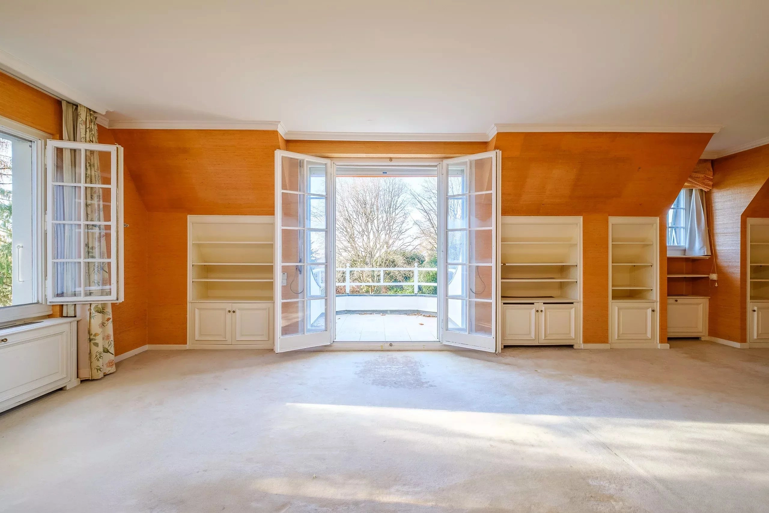 Heller Raum mit Balkon- bzw. Terrassentüren