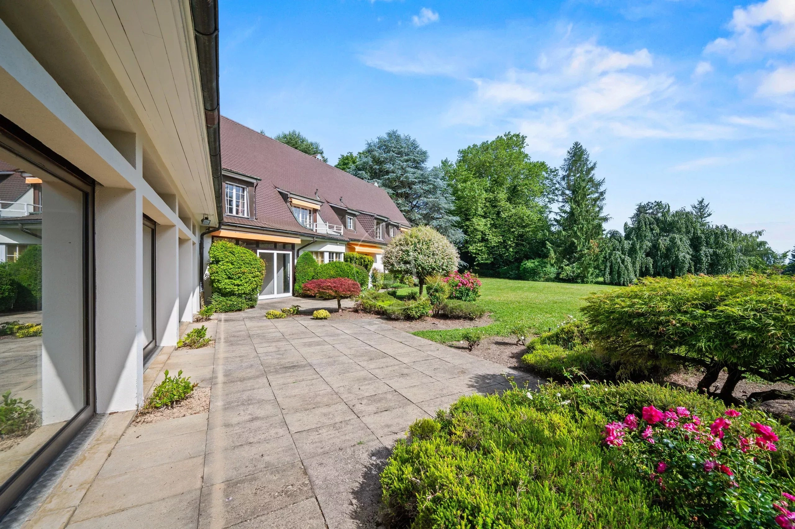 Große Gartenansicht mit Haus und Terrasse