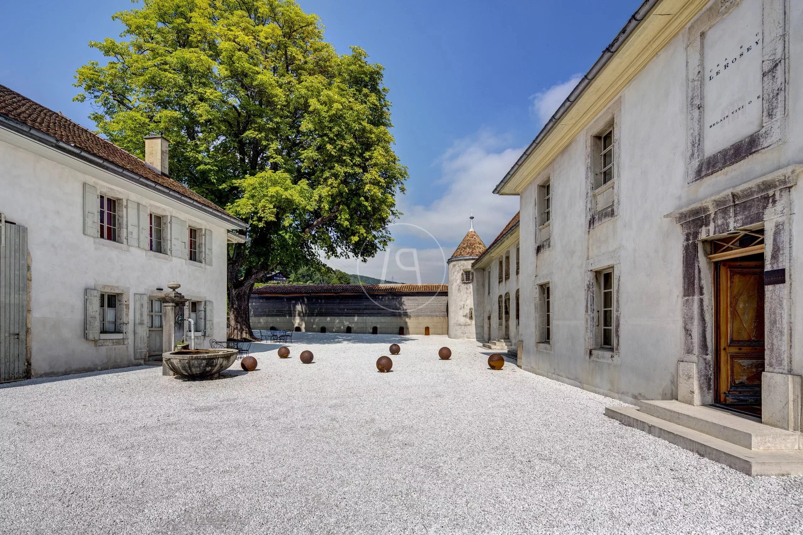 Historischer Innenhof mit Gebäudeflügeln