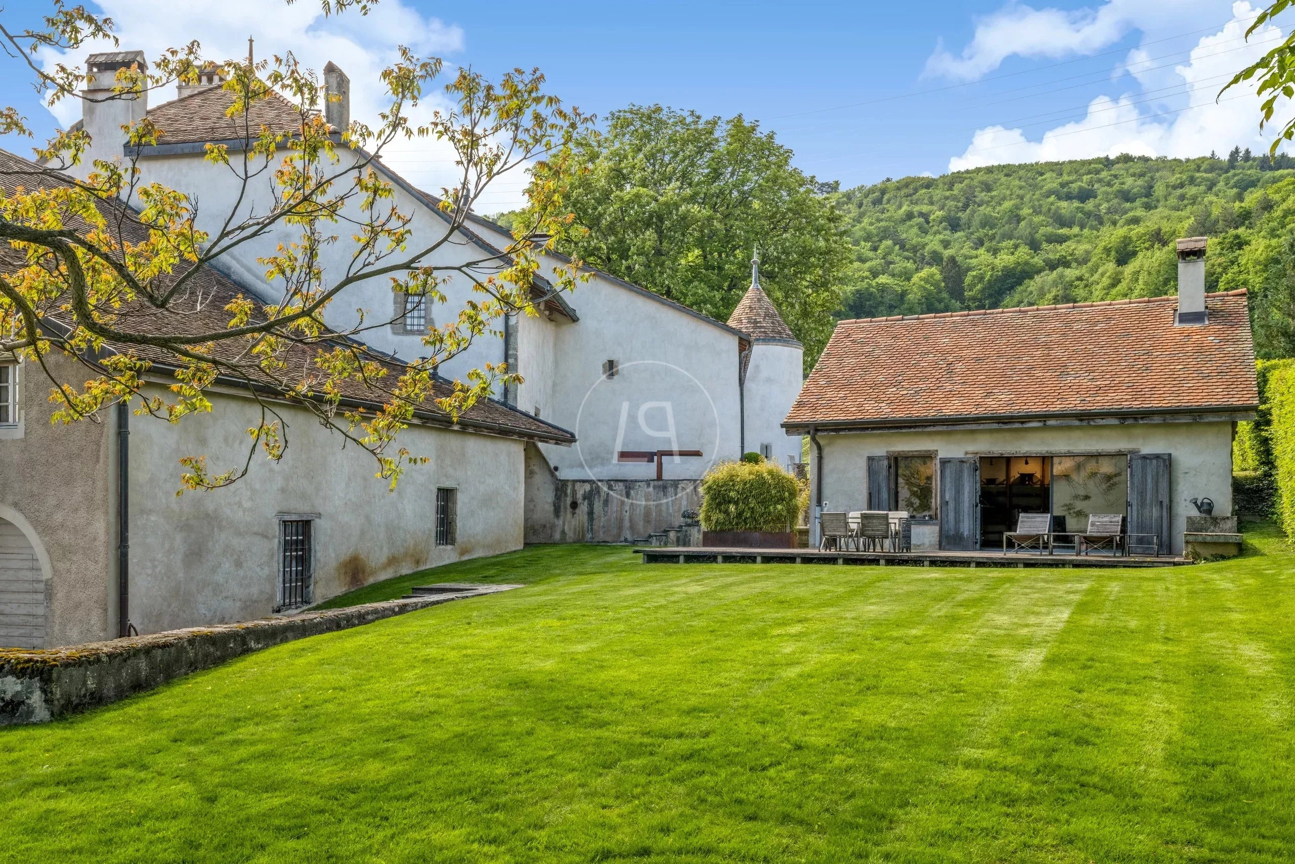 Historisches Anwesen mit Garten und Nebengebäude